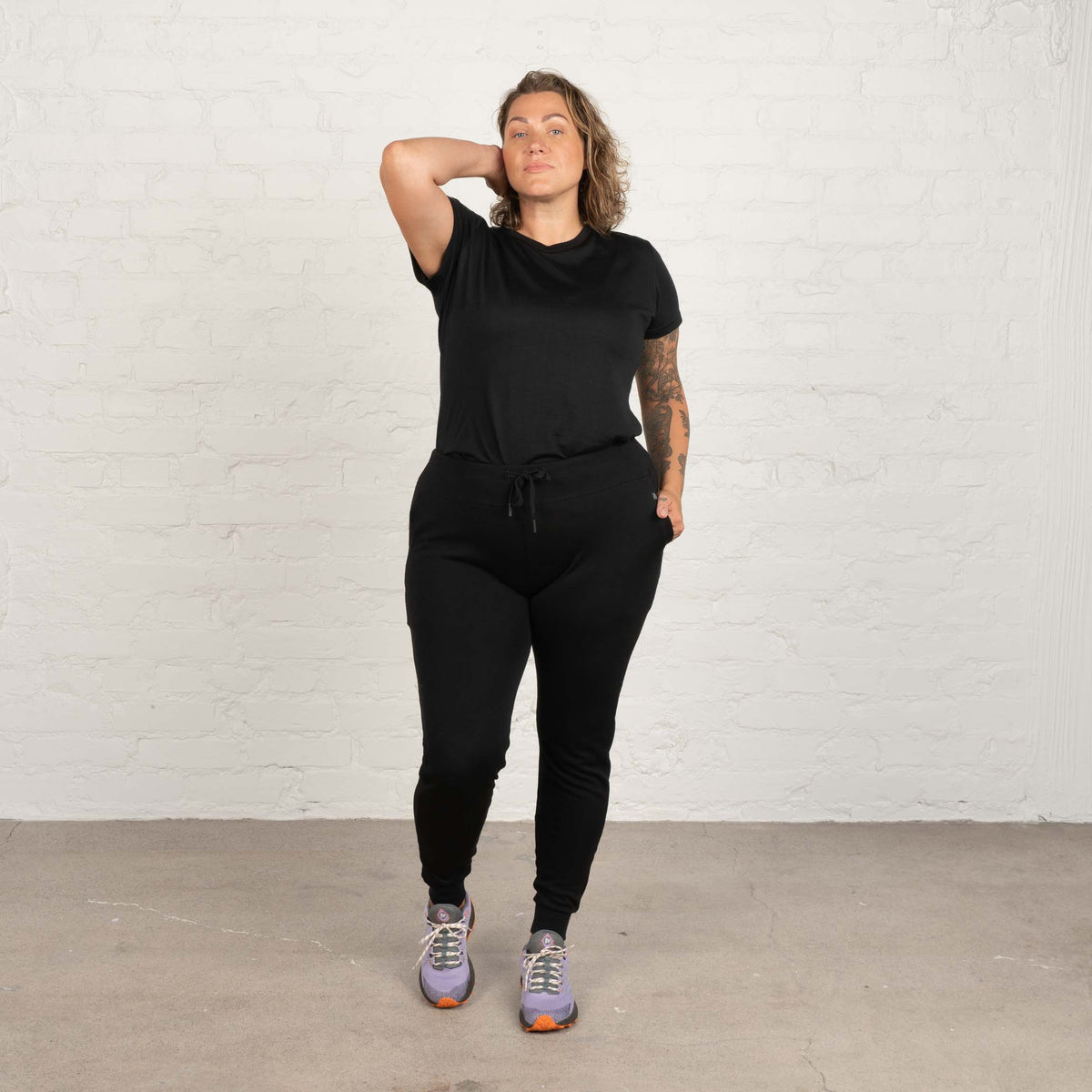 North Outdoor Pantaloni in merino Jona W nel colore blu indaco, senza mulesing Lana merino. Progettati in Finlandia. - La modella è alta 178 cm e indossa la taglia 2XL