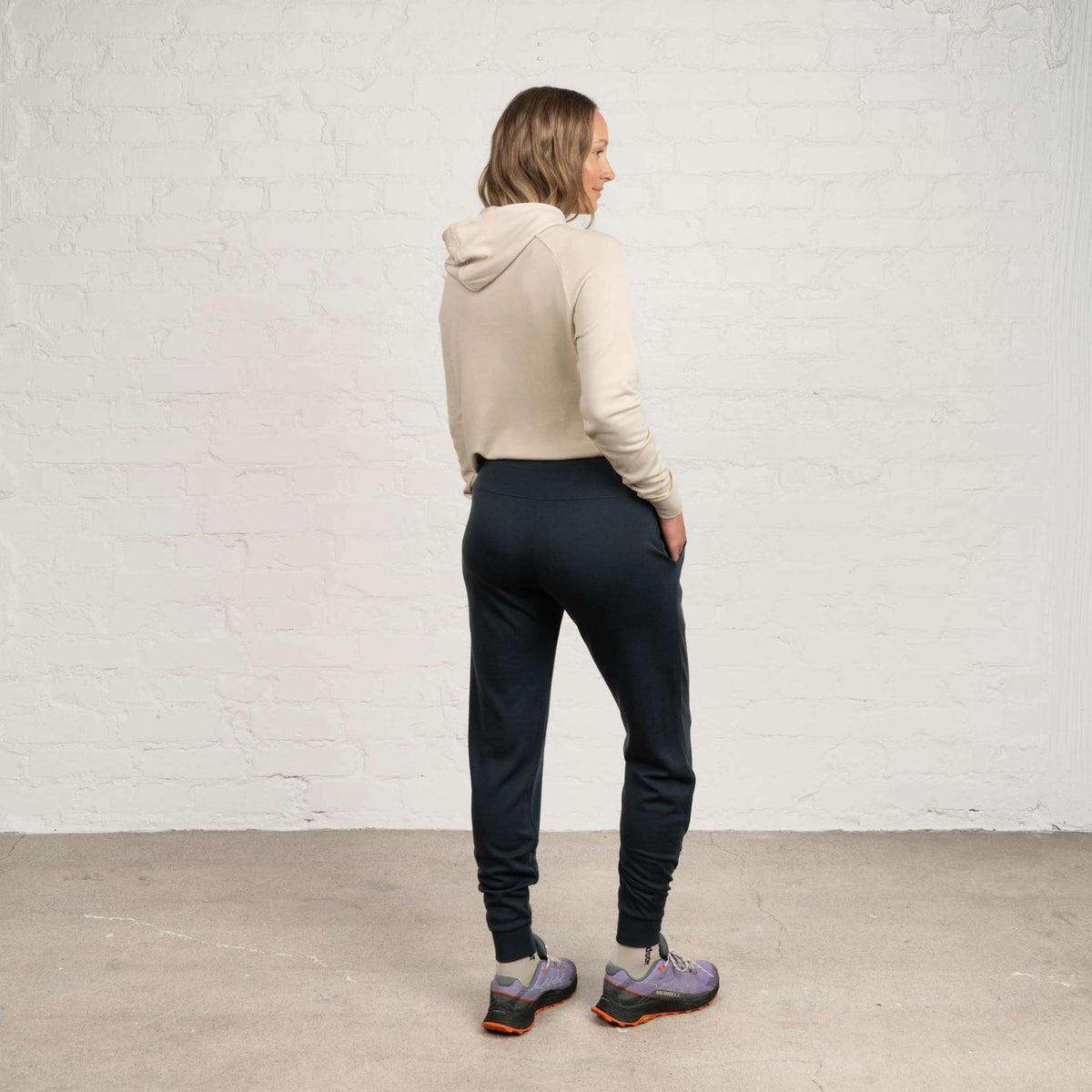 North Outdoor Pantaloni in merino Jona W nel colore blu indaco, senza mulesing Lana merino. Progettati in Finlandia. - La modella è alta 174 cm e indossa la taglia M