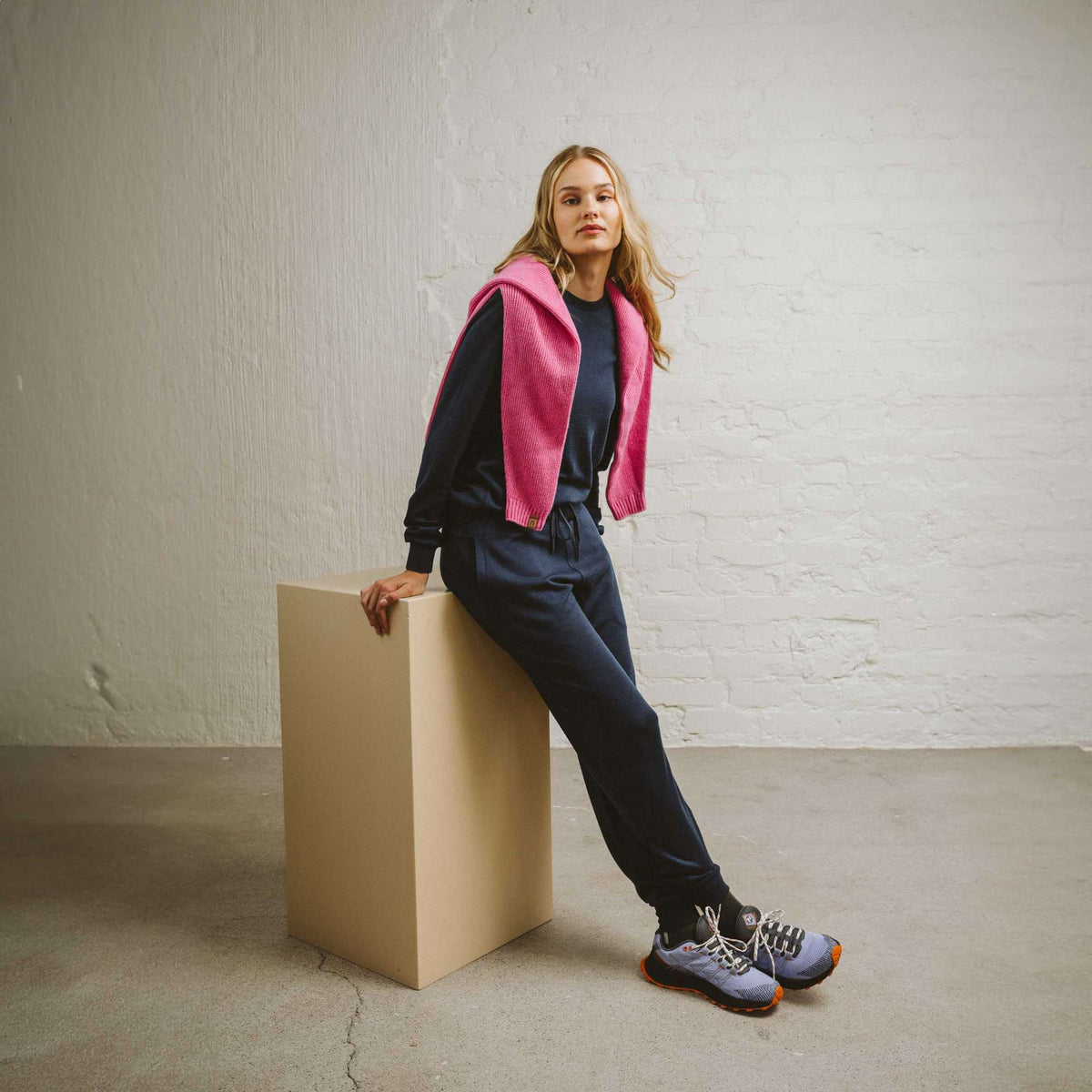 North Outdoor Pantaloni in merino Jona W nel colore blu indaco, senza mulesing Lana merino. Progettati in Finlandia. - La modella è alta 175 cm e indossa la taglia S