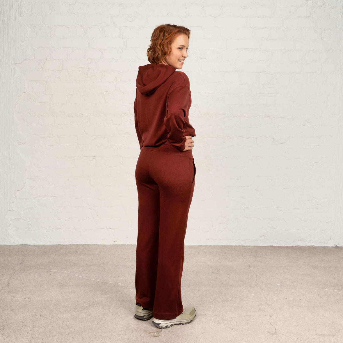 North Outdoor Ebba merinobroek W in de kleur baksteen, mulesing-vrij merinowol. Ontworpen in Finland. - Het model is 173 cm lang en draagt maat S