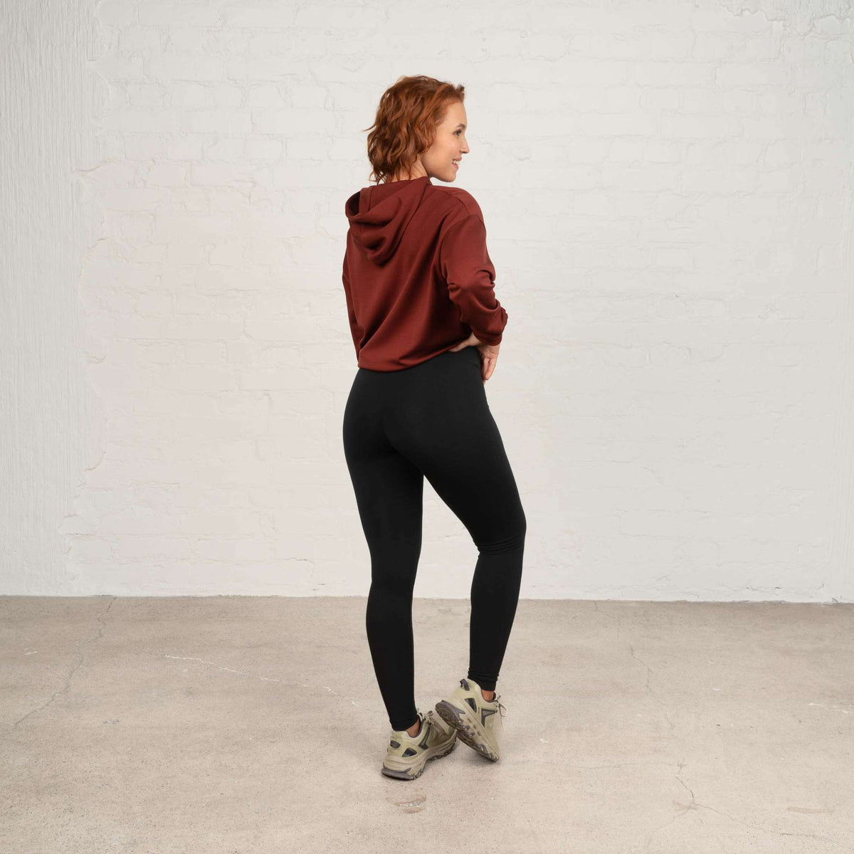 North Outdoor Ariel merinoleggingsit W värissä musta, mulesing-vapaa merinovilla. Suunniteltu Suomessa. - Malli on 173 cm ja käyttää kokoa S