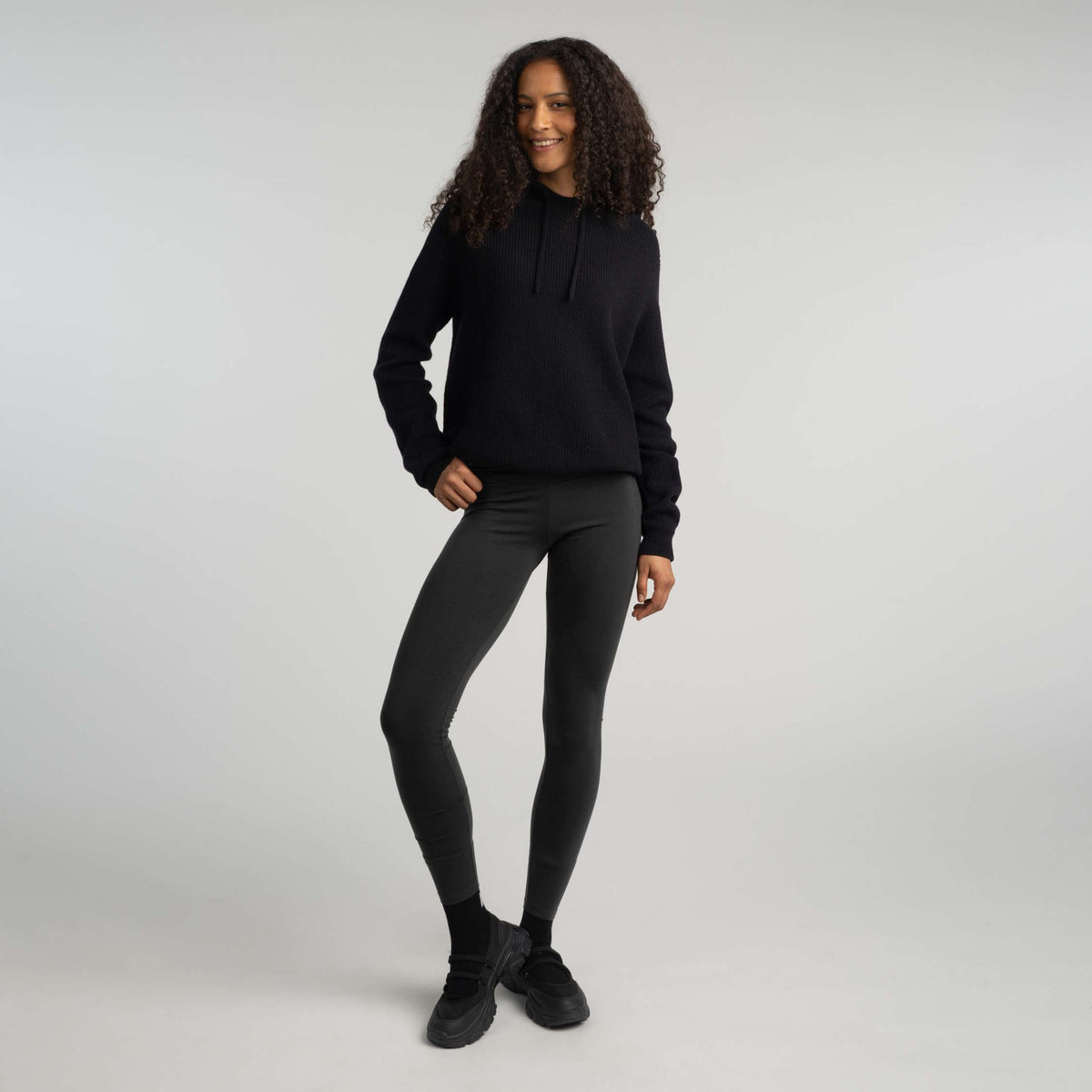 North Outdoor Ariel naisten merinoleggingsit värissä graniitinharmaa, mulesing-vapaa merinovilla. Suunniteltu Suomessa. - Malli on 180 cm ja käyttää kokoa S