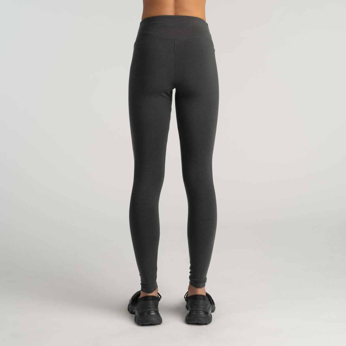 North Outdoor Ariel merinoleggings för dam i granitgrå, mulesing-fri merinoull. Designad i Finland. - Modellen är 180 cm och bär storlek S