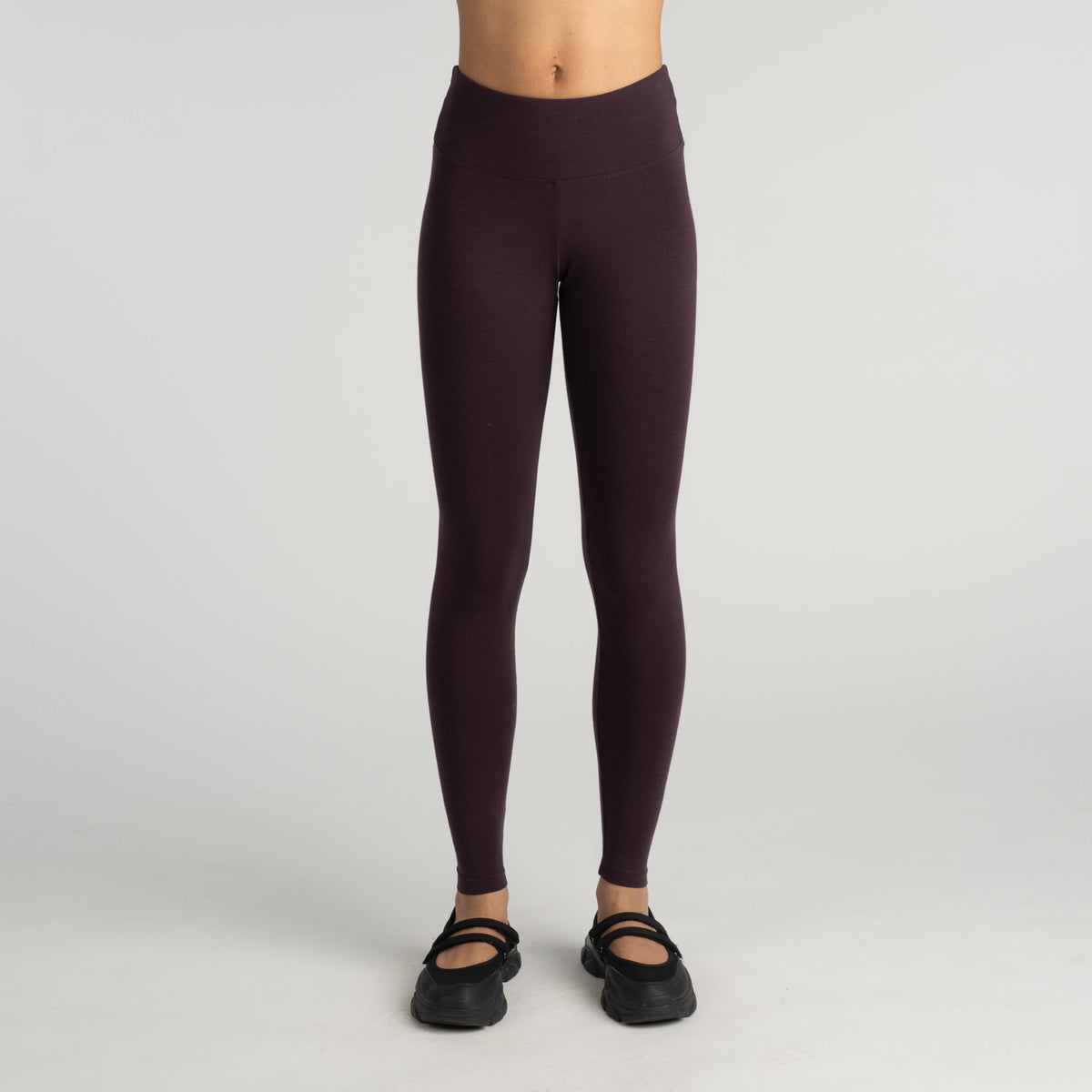 North Outdoor Ariel naisten merinoleggingsit värissä munakoiso, mulesing-vapaa merinovilla. Suunniteltu Suomessa. - Malli on 180 cm ja käyttää kokoa S