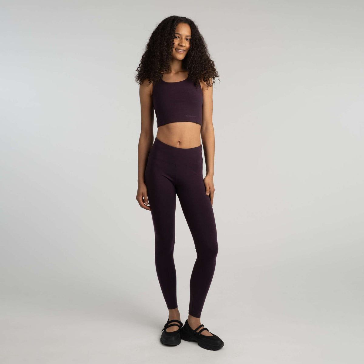 North Outdoor Ariel naisten merinoleggingsit värissä munakoiso, mulesing-vapaa merinovilla. Suunniteltu Suomessa. - Malli on 180 cm ja käyttää kokoa S