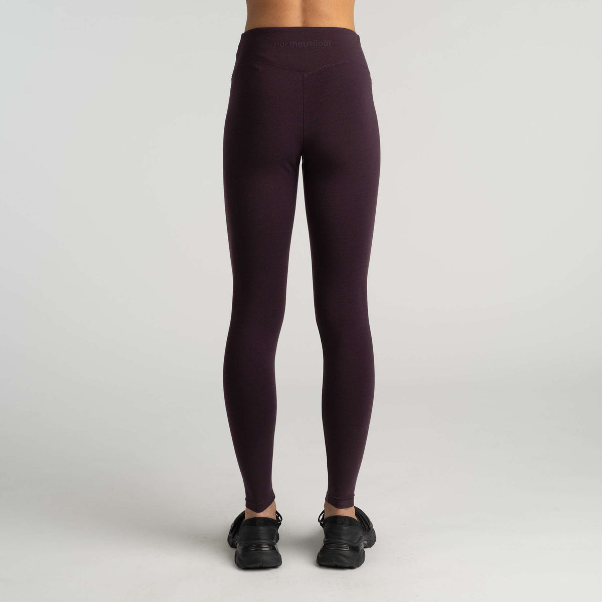 North Outdoor Ariel Damen-Merino-Leggings in Aubergine, mulesingfreie Merinowolle. Entworfen in Finnland. - Model ist 180 cm groß und trägt Größe S