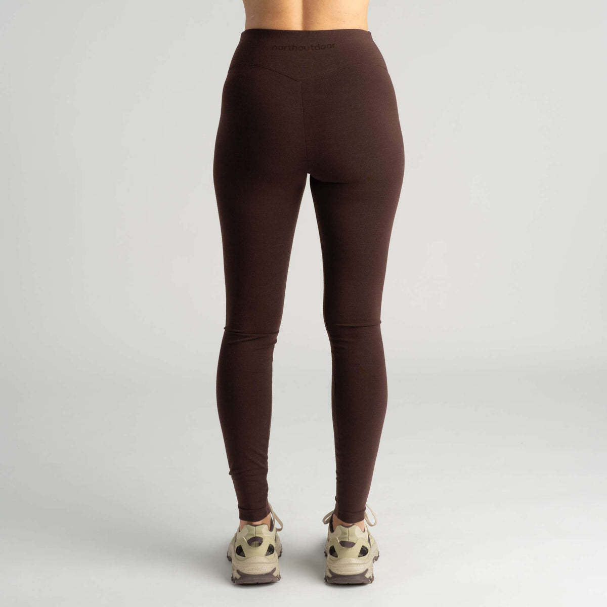 North Outdoor Ariel naisten merinoleggingsit värissä suklaa, mulesing-vapaa merinovilla. Suunniteltu Suomessa. - Malli on 174 cm ja käyttää kokoa S