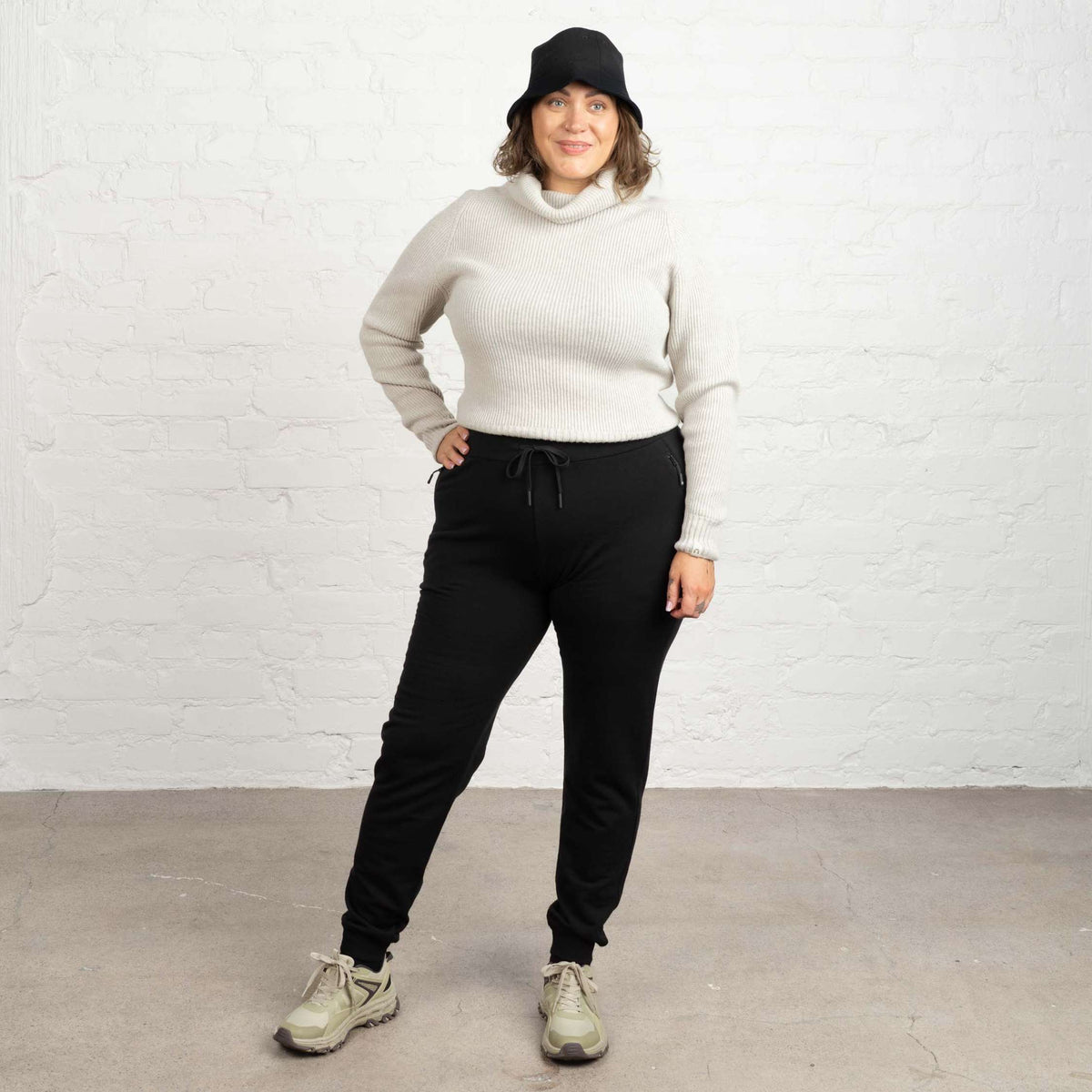 North Outdoor Fiona merinofleece broek W in kleur Zwart, mulesing-vrij merinowol. Ontworpen in Finland. - Model is 178 cm en draagt maat 2XL