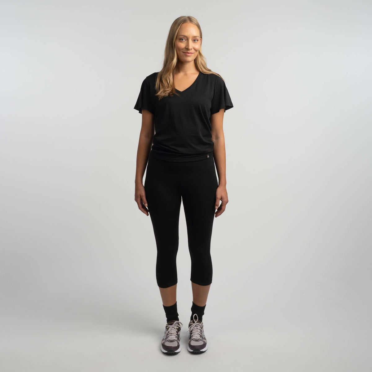North Outdoor Mila merino caprit W värissä musta, mulesing-vapaa merinovilla. Suunniteltu Suomessa. - Malli on 174 cm ja käyttää kokoa S