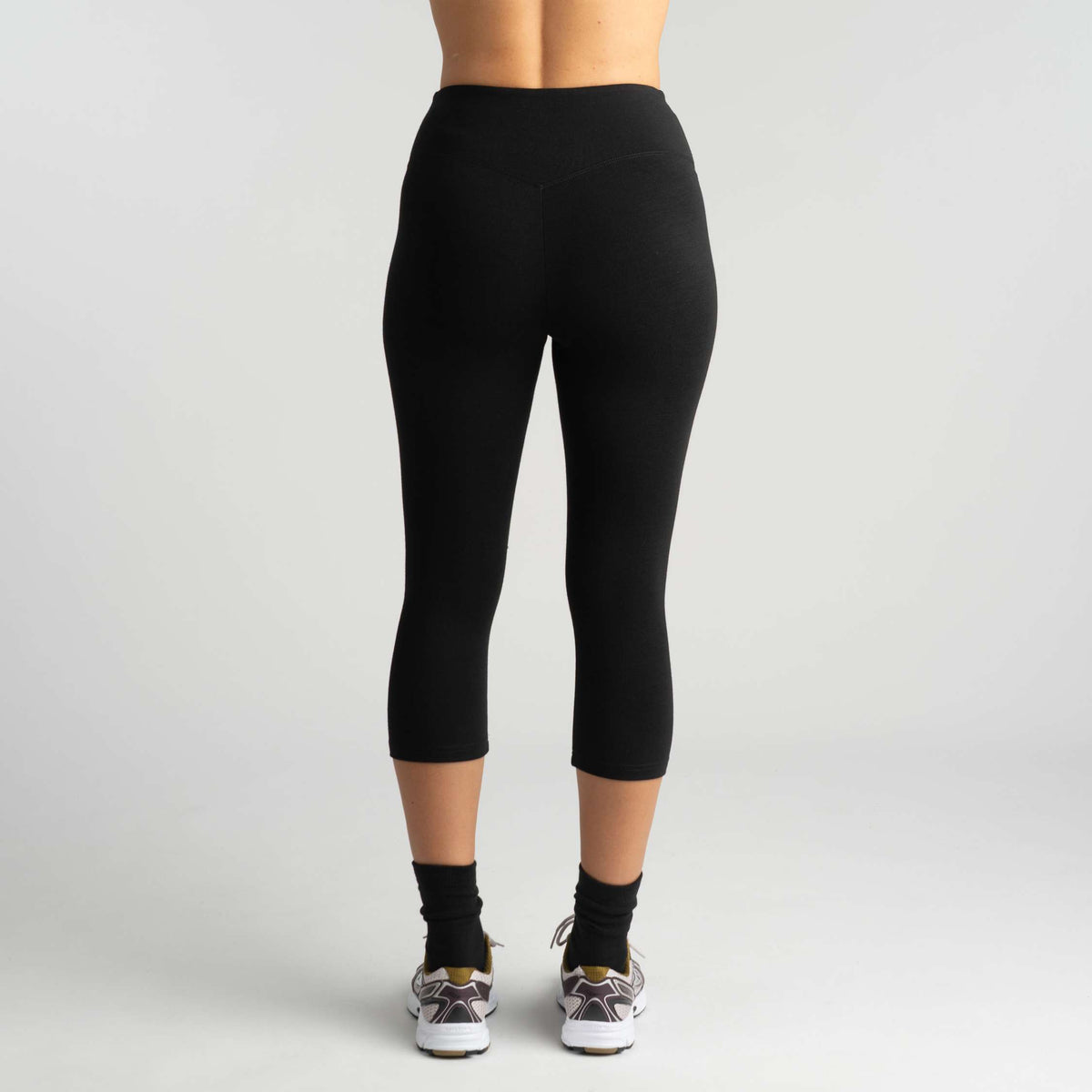North Outdoor Mila merino capri W ve barvě Černá, bez mulesingu z merino vlny. Navrženo ve Finsku. - Modelka je 174 cm vysoká a má velikost S