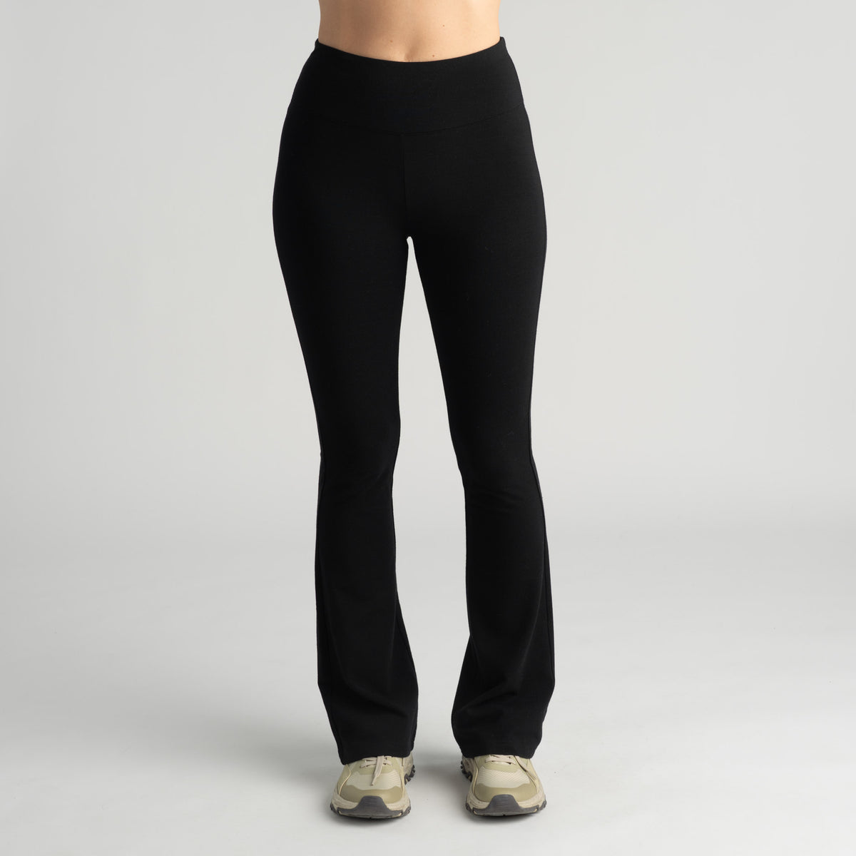 North Outdoor Aya naisten flared merinoleggingsit värissä musta, mulesing-vapaa merinovilla. Suunniteltu Suomessa. - Malli on 174 cm ja käyttää kokoa S / LONG