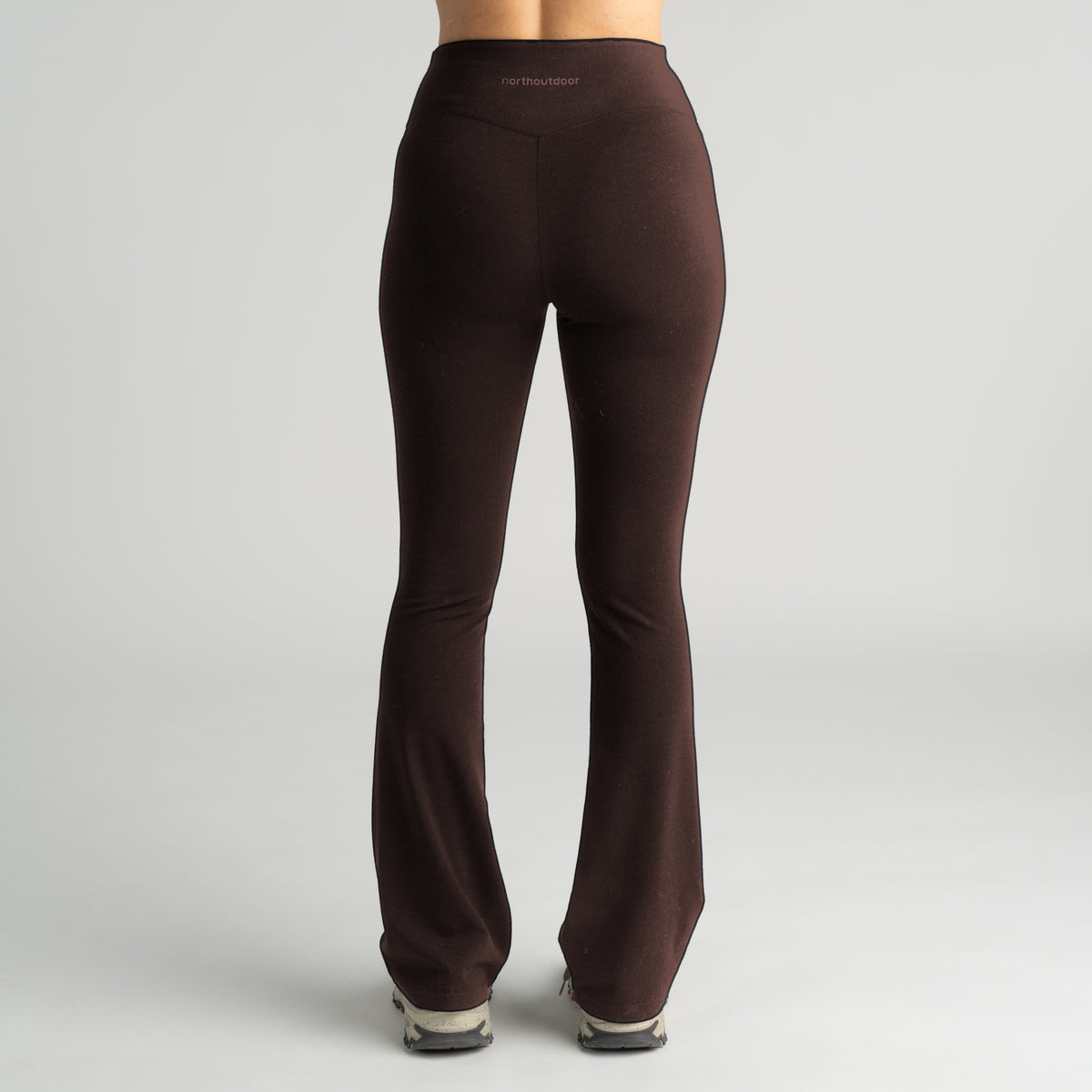 North Outdoor Aya naisten flared merinoleggingsit värissä suklaa, mulesing-vapaa merinovilla. Suunniteltu Suomessa. - Malli on 174 cm ja käyttää kokoa S / LONG