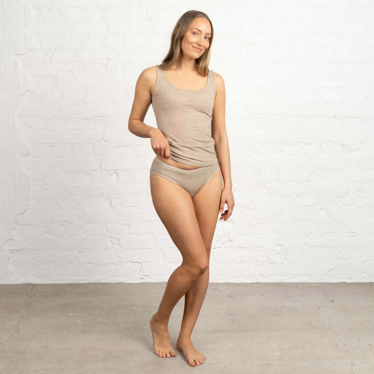 North Outdoor Ines merino brief W värissä shampanja, mulesing-vapaa merinovilla. Suunniteltu Suomessa. - Malli on 174 cm ja käyttää kokoa S