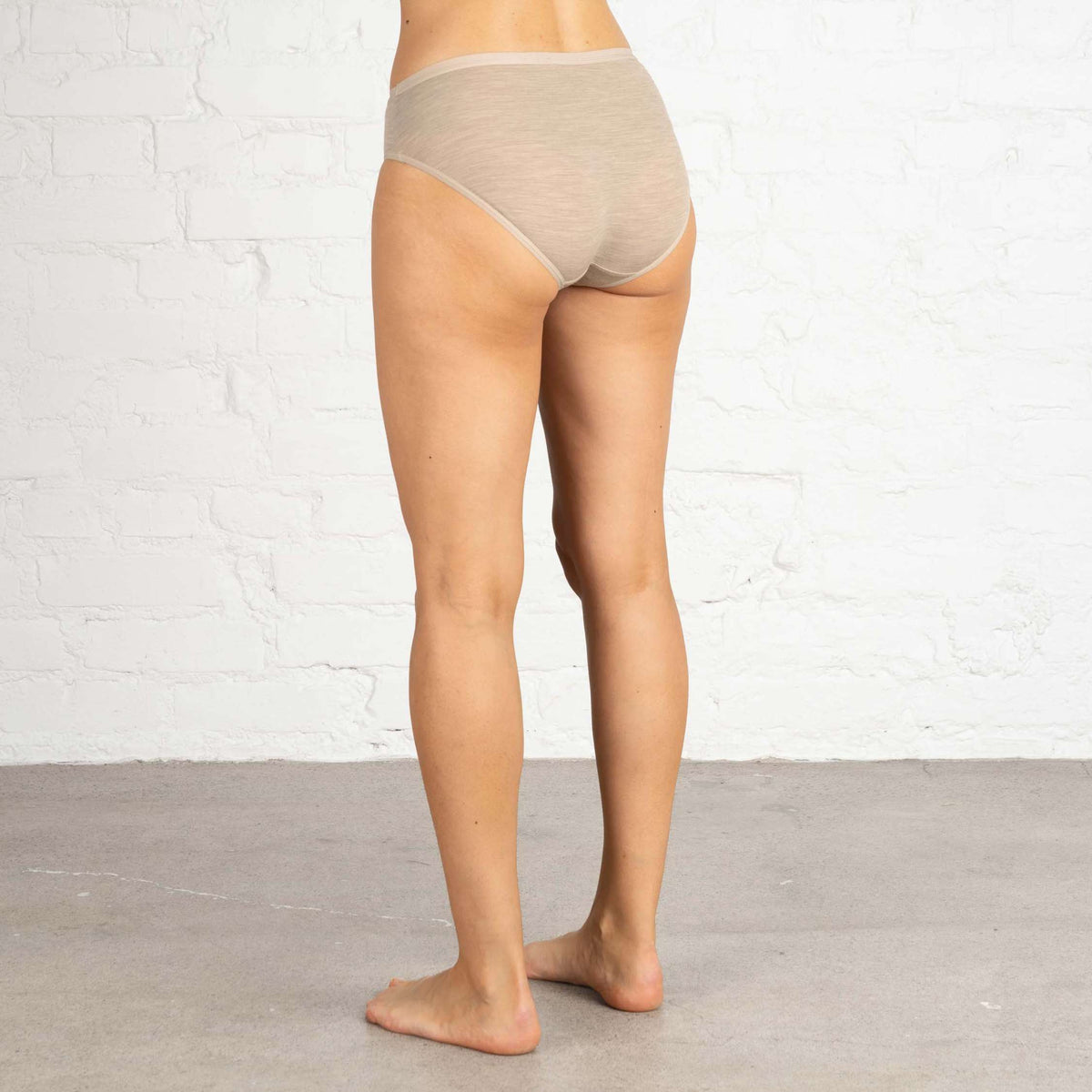 North Outdoor Ines merino brief W värissä shampanja, mulesing-vapaa merinovilla. Suunniteltu Suomessa. - Malli on 174 cm ja käyttää kokoa S