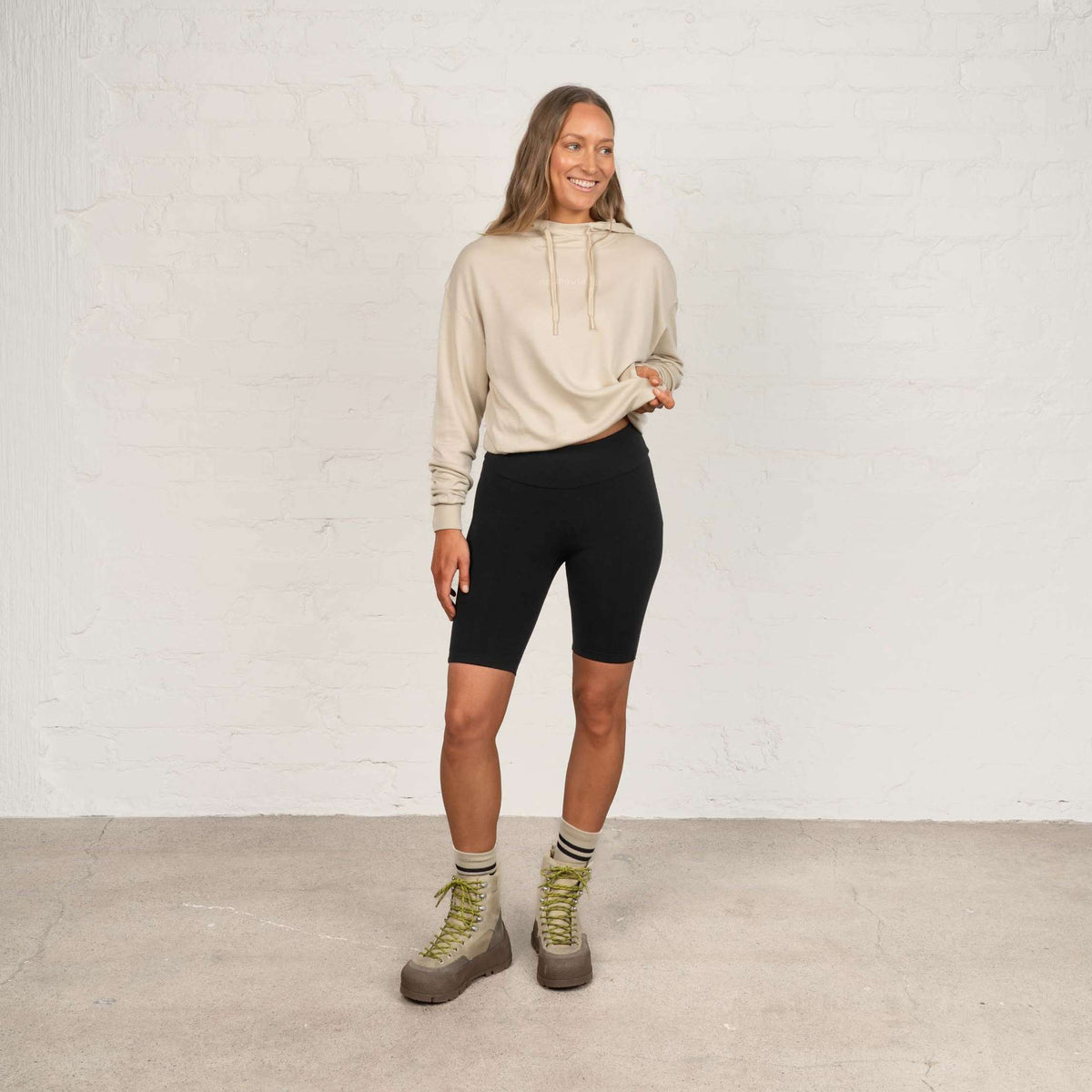 North Outdoor Zoe merino biker-shortsit W värissä musta, mulesing-vapaa merinovilla. Suunniteltu Suomessa. - Malli on 174 cm ja käyttää kokoa S