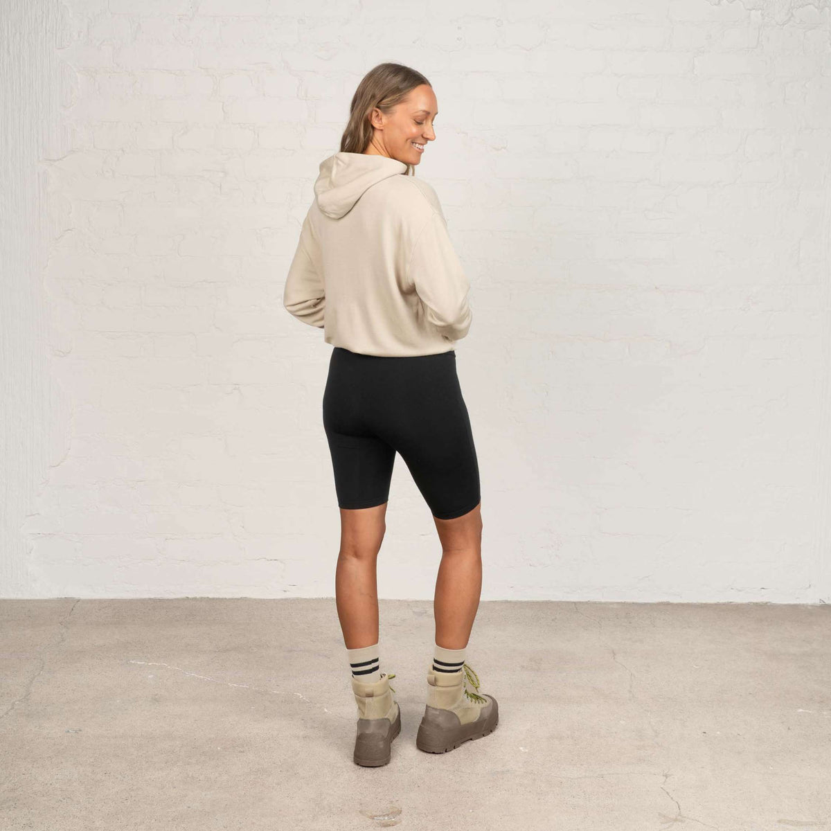 North Outdoor Pantaloncini biker Zoe merino W nel colore Nero, senza mulesing Lana merino. Progettati in Finlandia. - La modella è alta 174 cm e indossa la taglia S