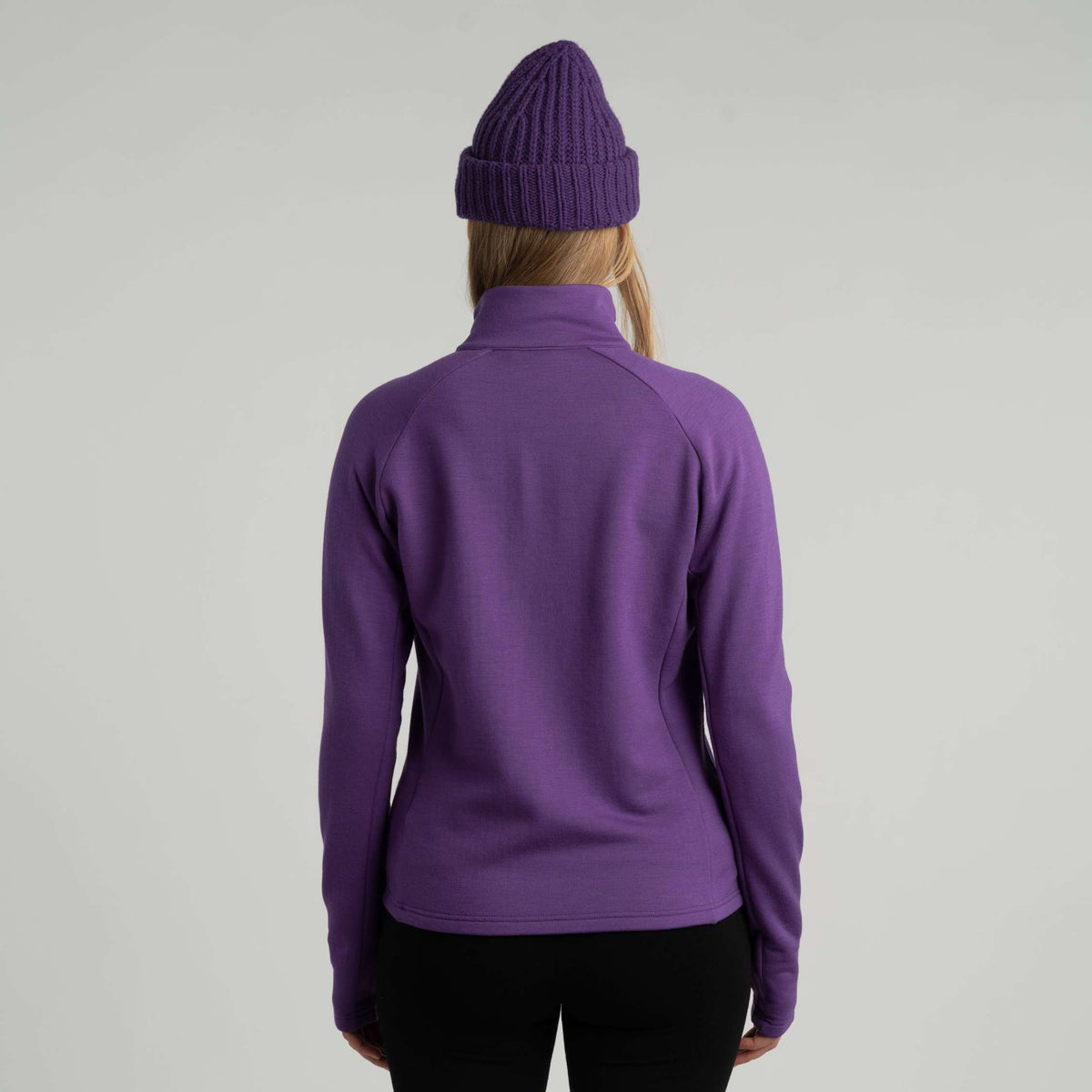 North Outdoor Viola naisten merinofleecetakki värissä violetti, mulesing-vapaa merinovilla. Suunniteltu Suomessa. - Malli on 174 cm ja käyttää kokoa S