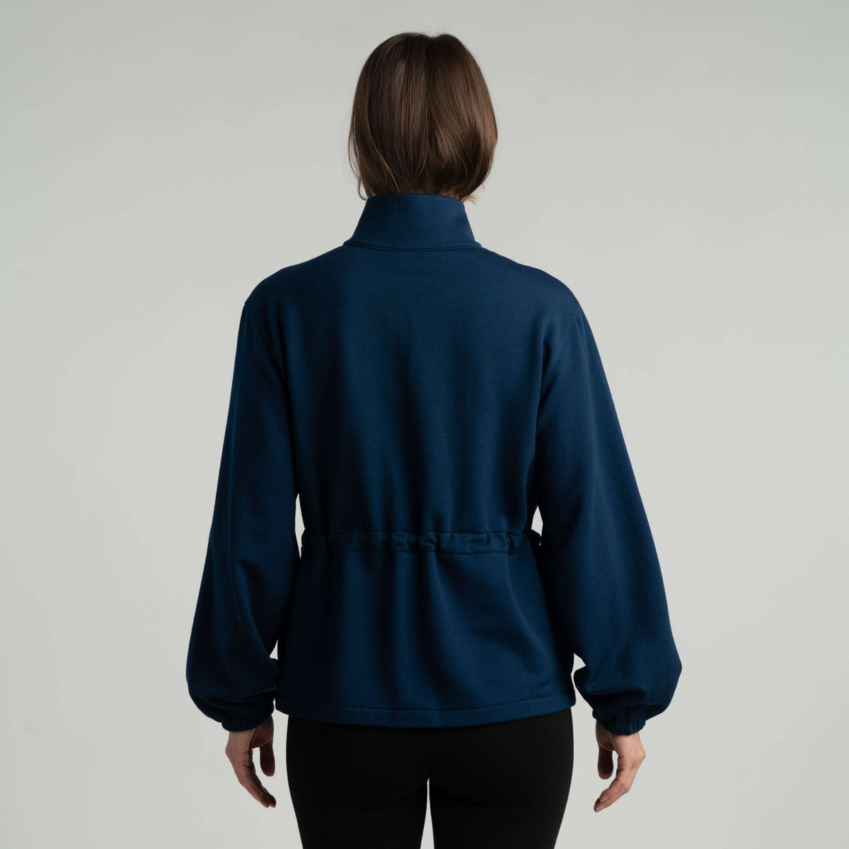North Outdoor Ivanna merinofleecejacka för dam i mörk blåbär, mulesing-fri merinoull. Designad i Finland. - Modellen är 175 cm och bär storlek S