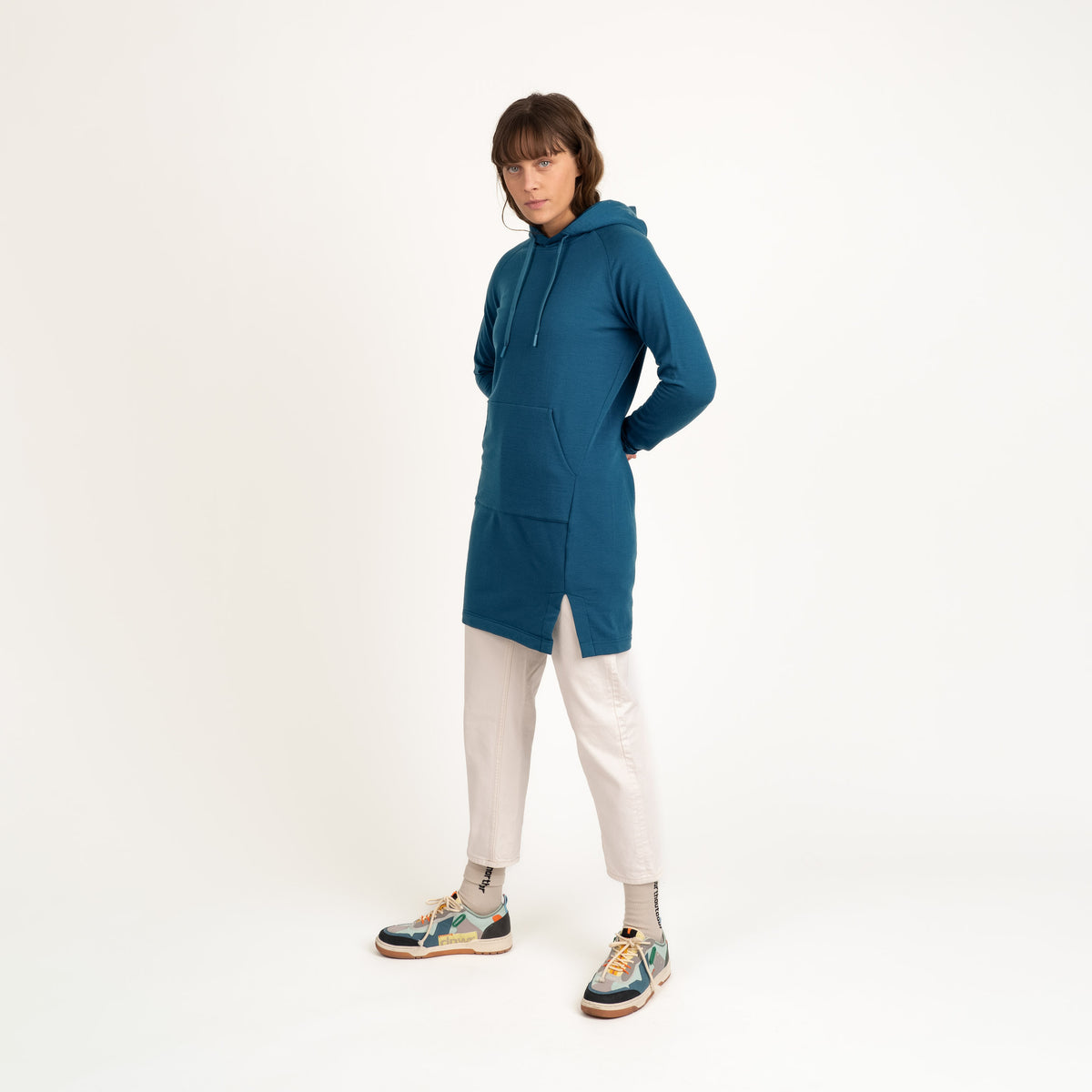 North Outdoor All day 250 femme robe à capuche en merinofleece Maya en coloris myrtille, sans mulesing Laine mérinos. Conçue en Finlande. - Le mannequin mesure 178 cm et porte la taille M