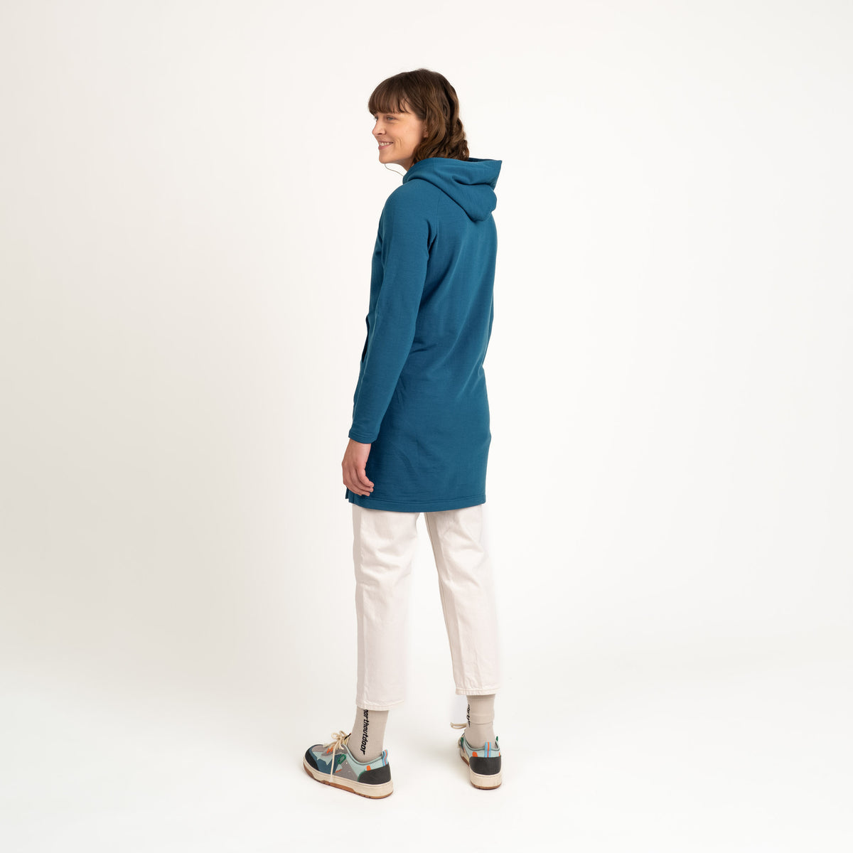 North Outdoor All day 250 femme robe à capuche en merinofleece Maya en coloris myrtille, sans mulesing Laine mérinos. Conçue en Finlande. - Le mannequin mesure 178 cm et porte la taille M