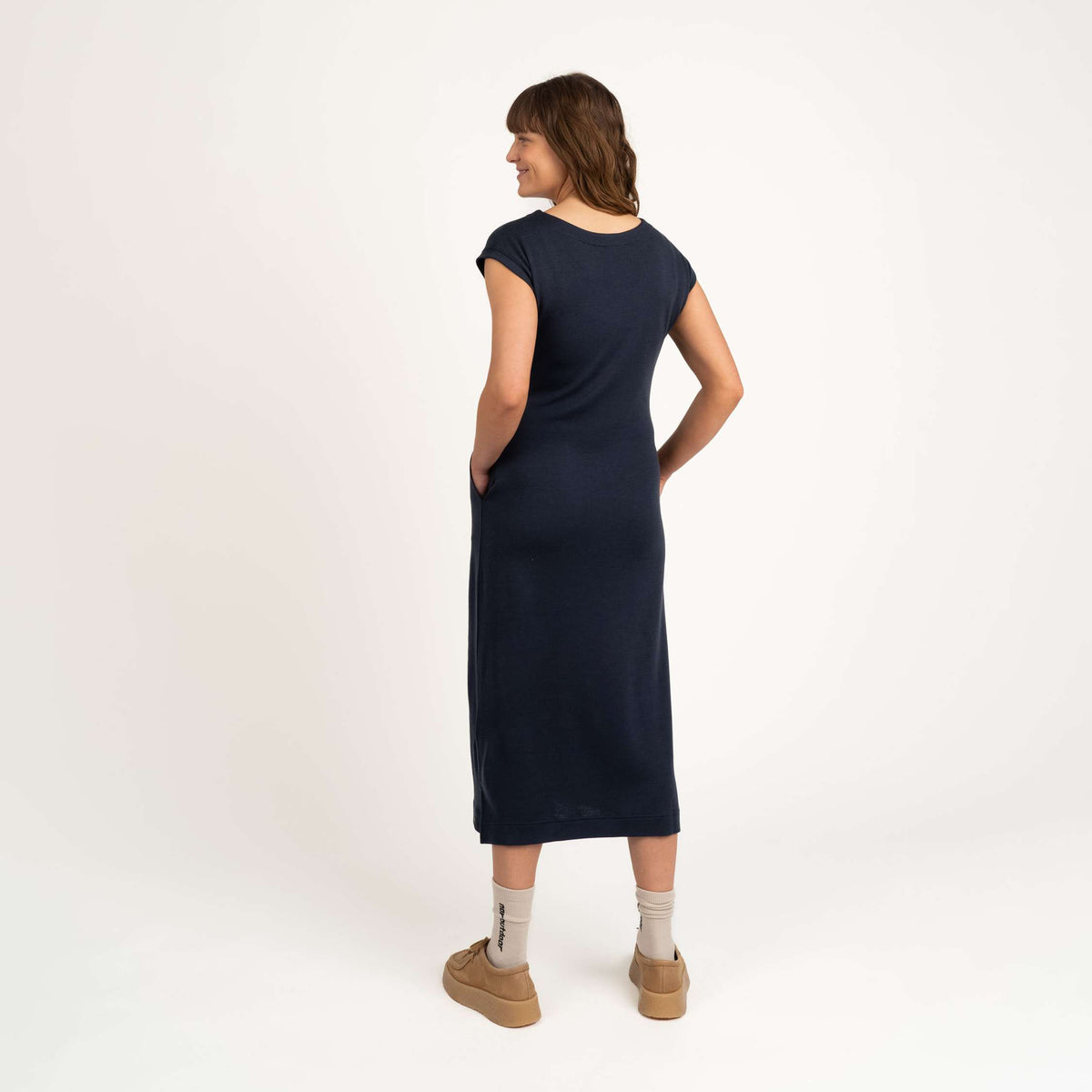 North Outdoor Robe en mérinos Ria W en coloris bleu indigo, sans mulesing Laine mérinos. Conçue en Finlande. - Le modèle mesure 178 cm et porte une taille S