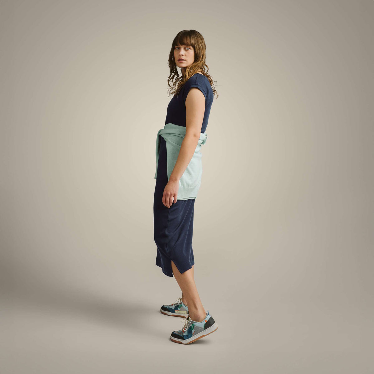 North Outdoor Robe en mérinos Ria W en coloris bleu indigo, sans mulesing Laine mérinos. Conçue en Finlande. - Le modèle mesure 178 cm et porte une taille S