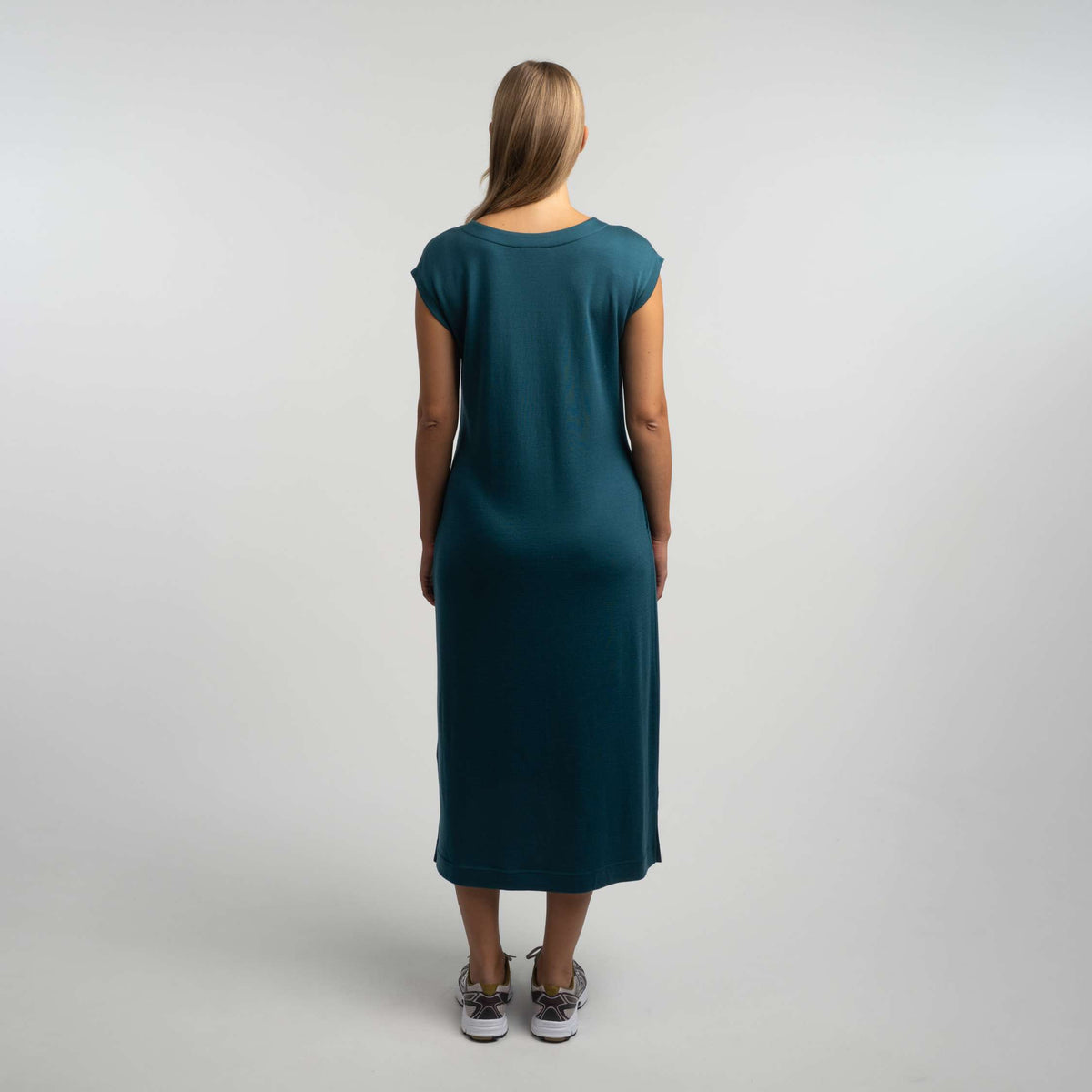 North Outdoor Ria merino šaty W v barvě modrozelené, bez mulesingu merino vlna. Navrženo ve Finsku. - Modelka měří 174 cm a nosí velikost S