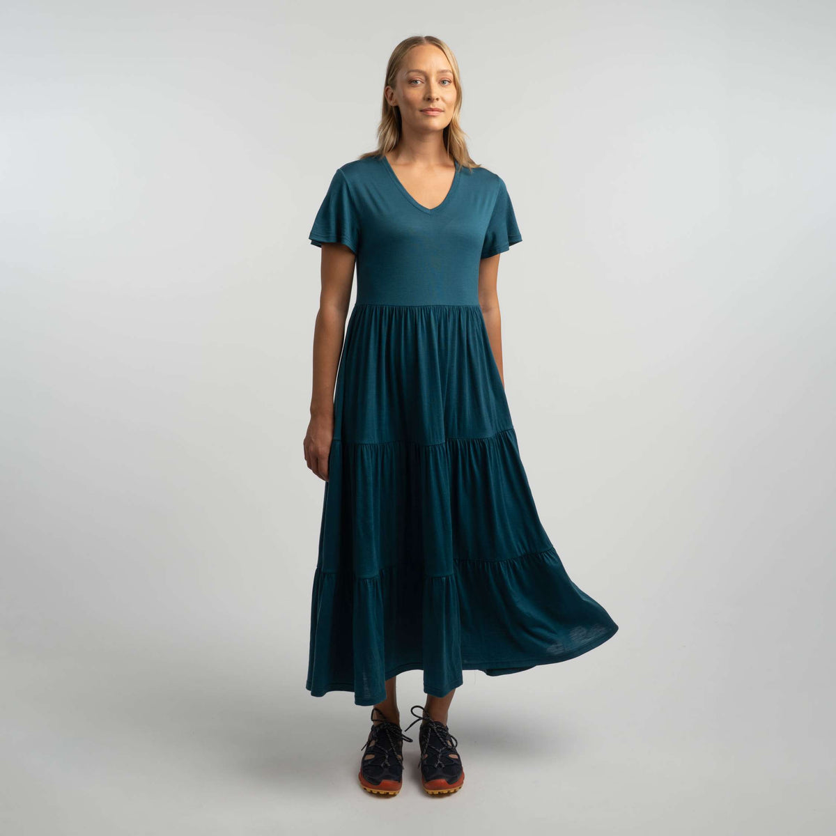 North Outdoor Lily Damen-Merinokleid in Blaugrün mulesingfreie Merinowolle. Entworfen in Finnland. - Model ist 174 cm groß und trägt Größe S