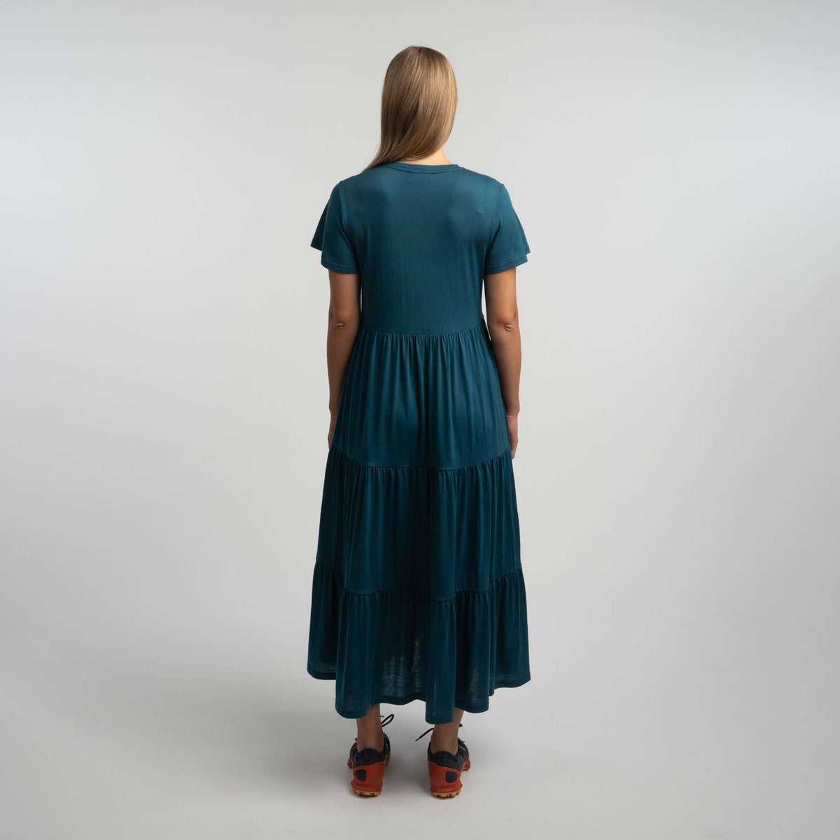 North Outdoor Lily Damen-Merinokleid in Blaugrün mulesingfreie Merinowolle. Entworfen in Finnland. - Model ist 174 cm groß und trägt Größe S