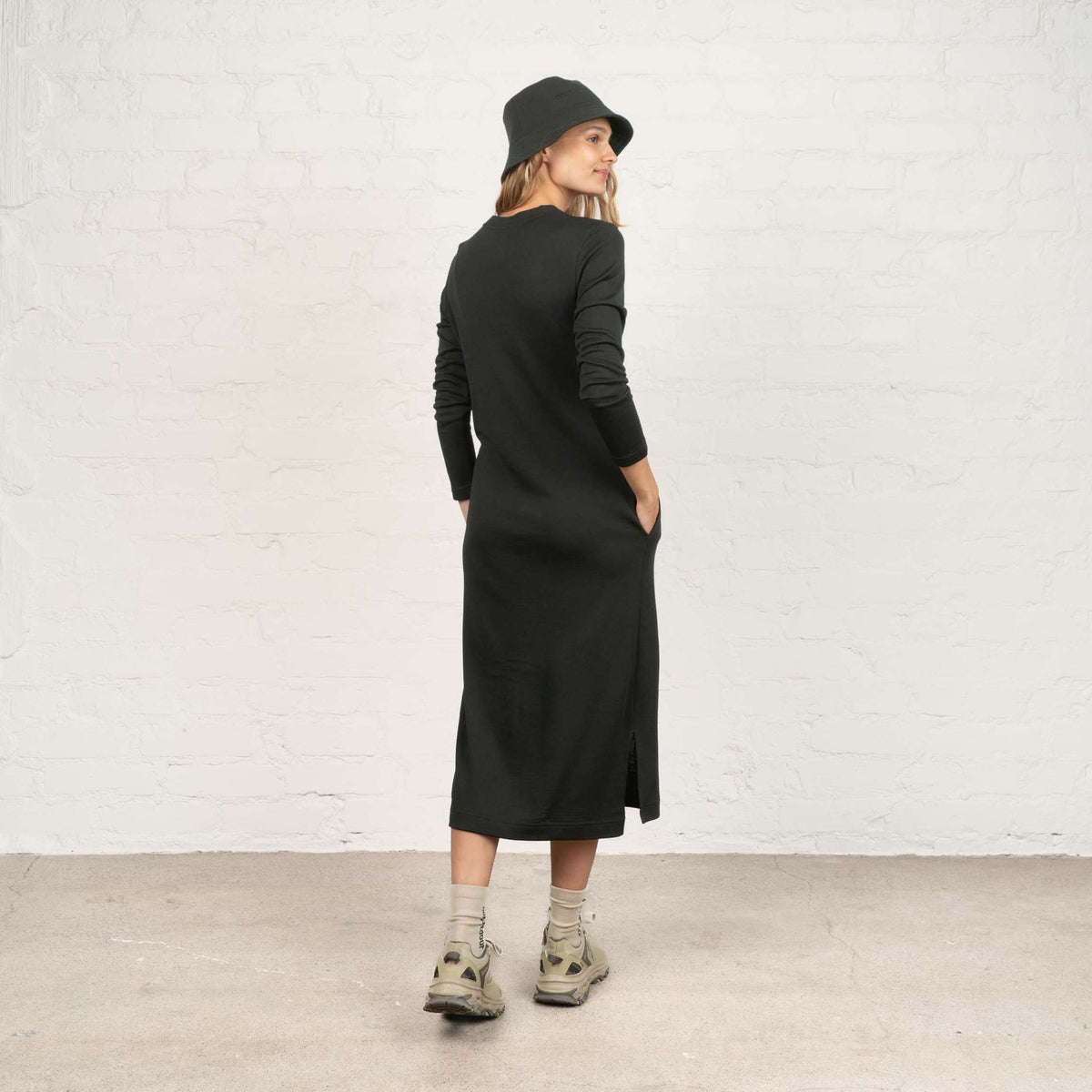 North Outdoor Vestito in merino Asta W nel colore Nero, mulesing-free Lana merino. Progettato in Finlandia. - La modella è alta 175 cm e indossa la taglia S
