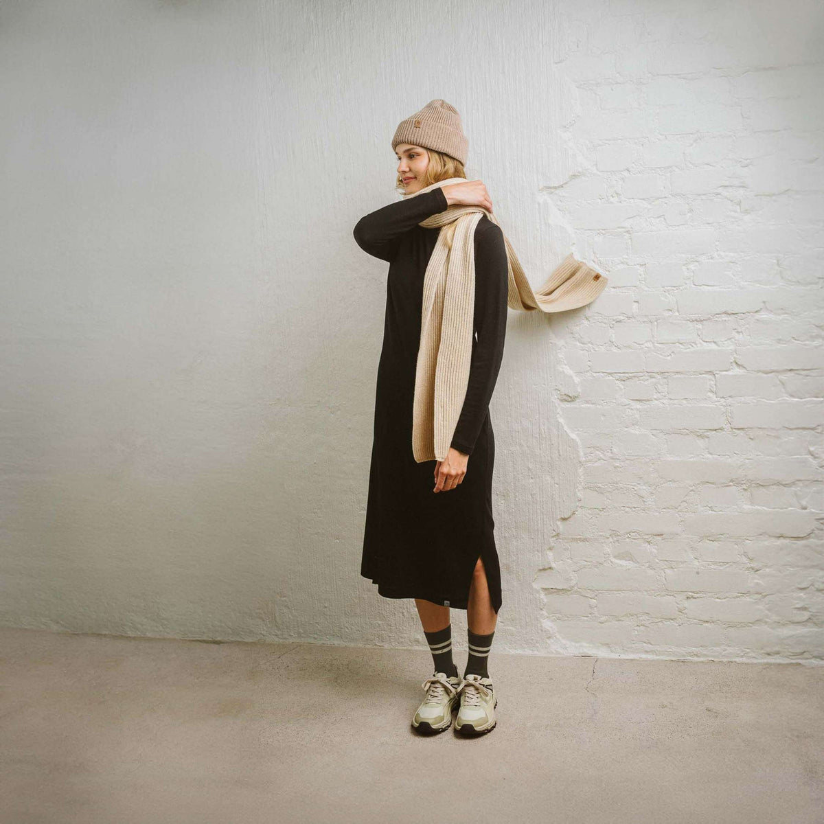 North Outdoor Vestito in merino Asta W nel colore Nero, mulesing-free Lana merino. Progettato in Finlandia. - La modella è alta 175 cm e indossa la taglia S
