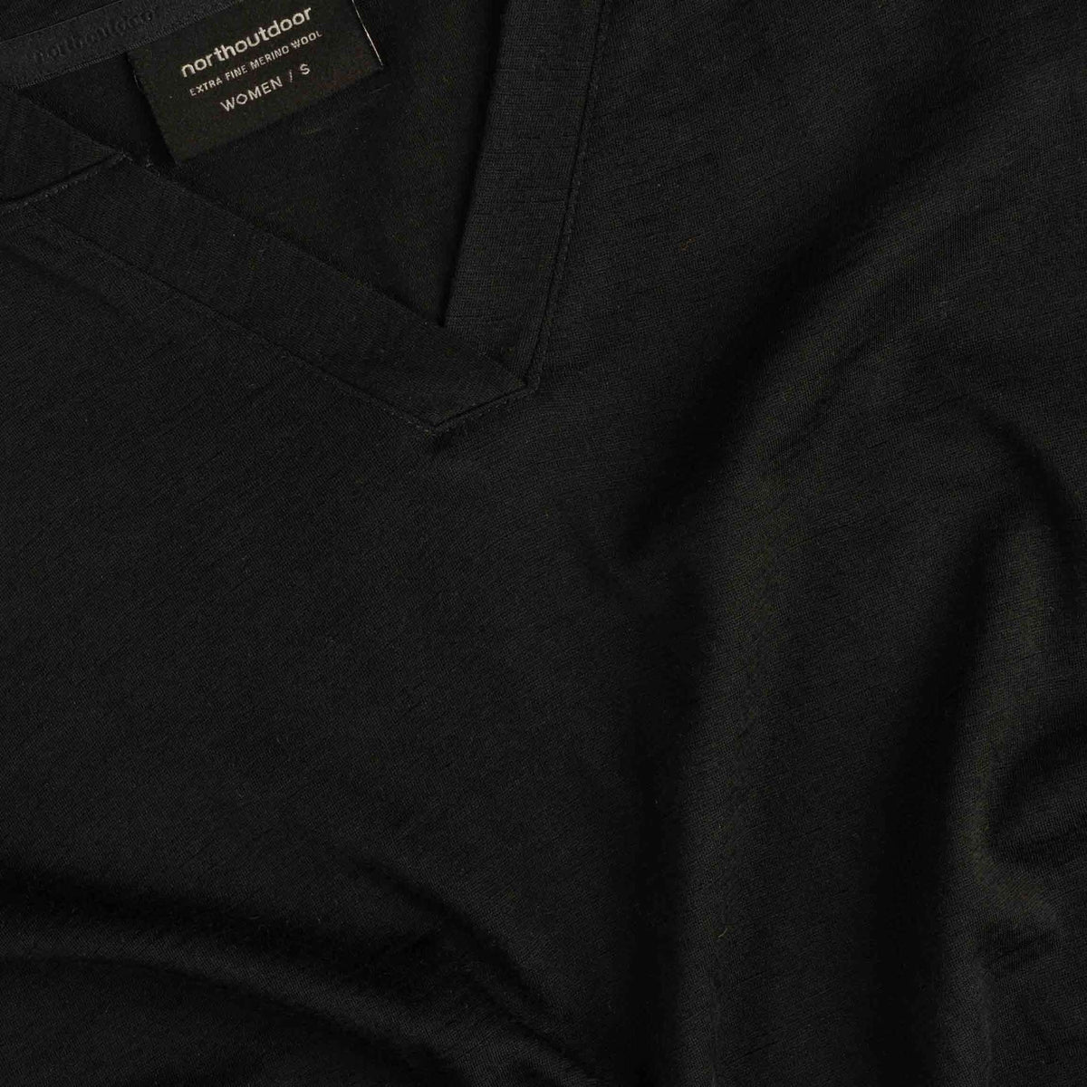North Outdoor Malva merino jurk W in kleur Zwart, mulesing-vrij merinowol. Ontworpen in Finland. - 