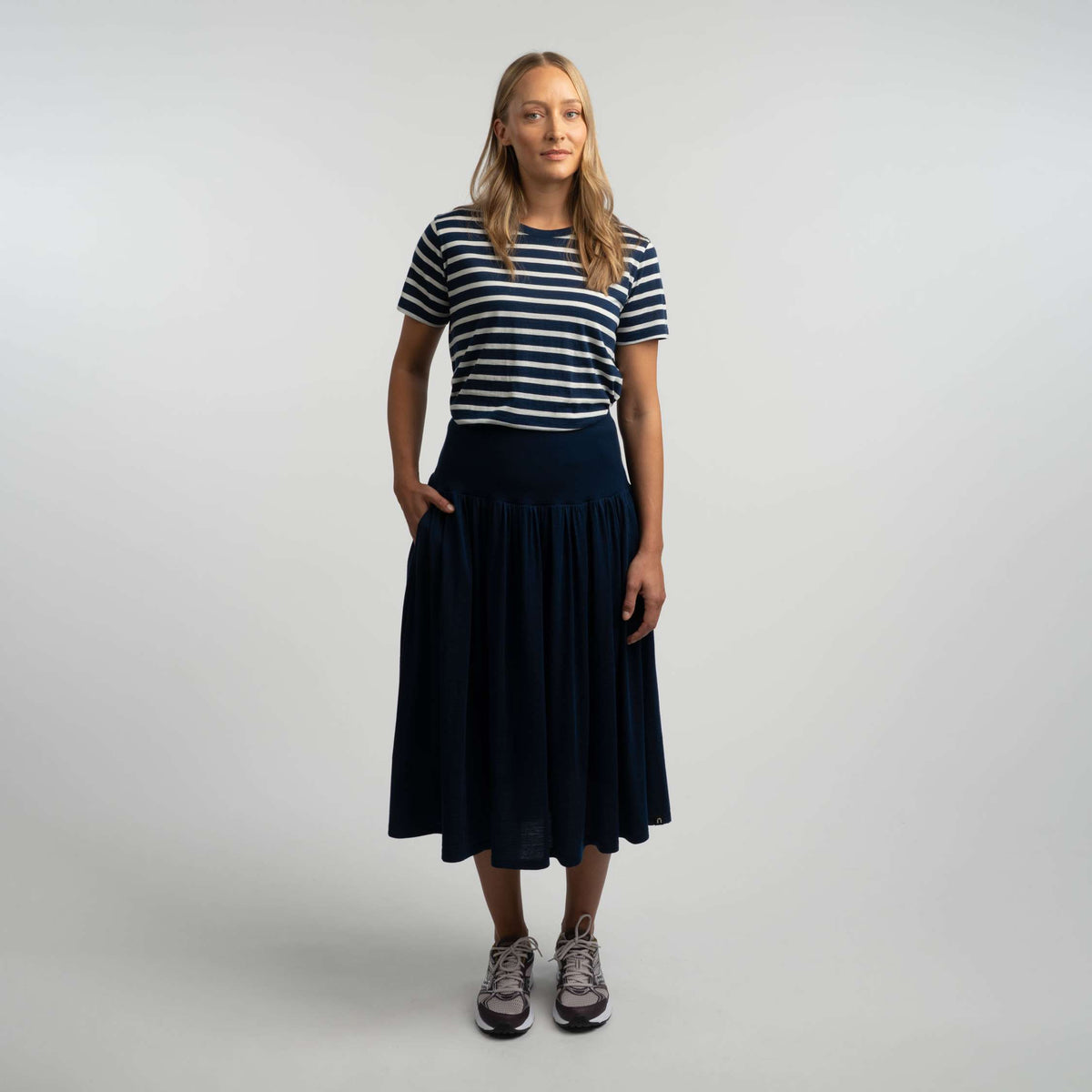 North Outdoor Laila merinohame W värissä tumma mustikka, mulesing-vapaa merinovilla. Suunniteltu Suomessa. - Malli on 174 cm ja käyttää kokoa S