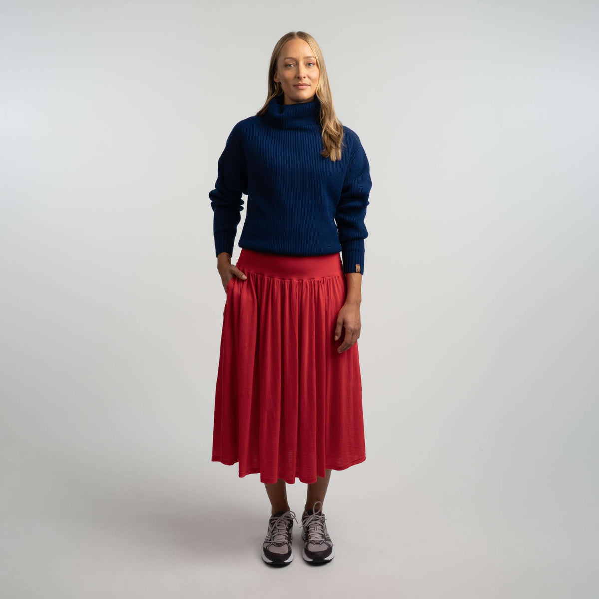 North Outdoor Laila merinohame W värissä unikonpunainen, mulesing-vapaa merinovilla. Suunniteltu Suomessa. - Malli on 174 cm ja käyttää kokoa S