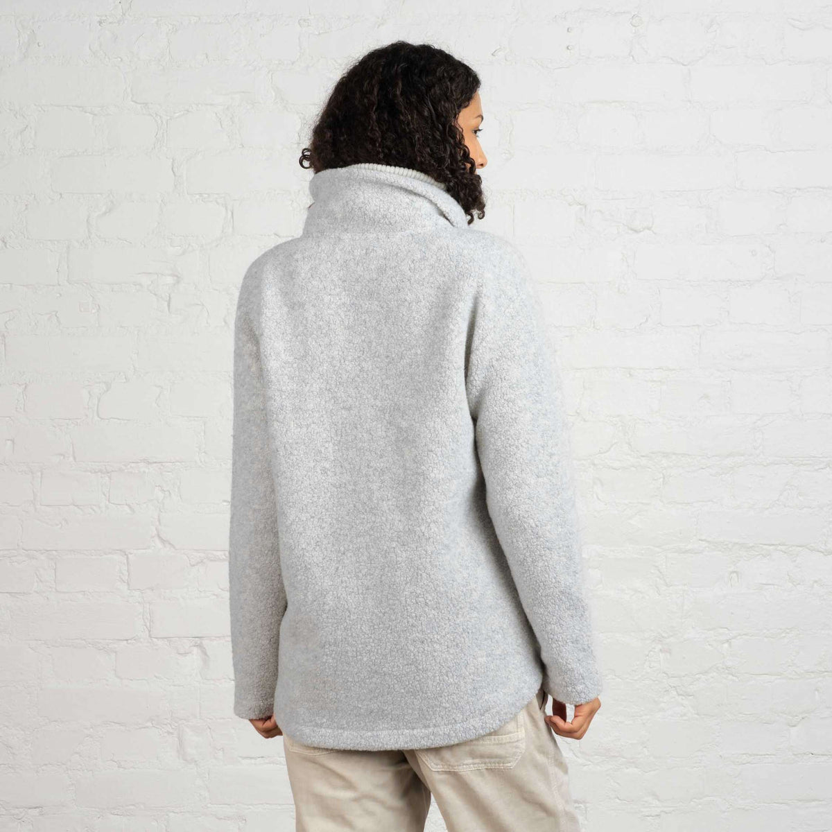 North Outdoor Giacca Zelda in pile di lana W nel colore grigio colombo. Progettata in Finlandia. - Il modello è alto 180 cm e indossa la taglia M