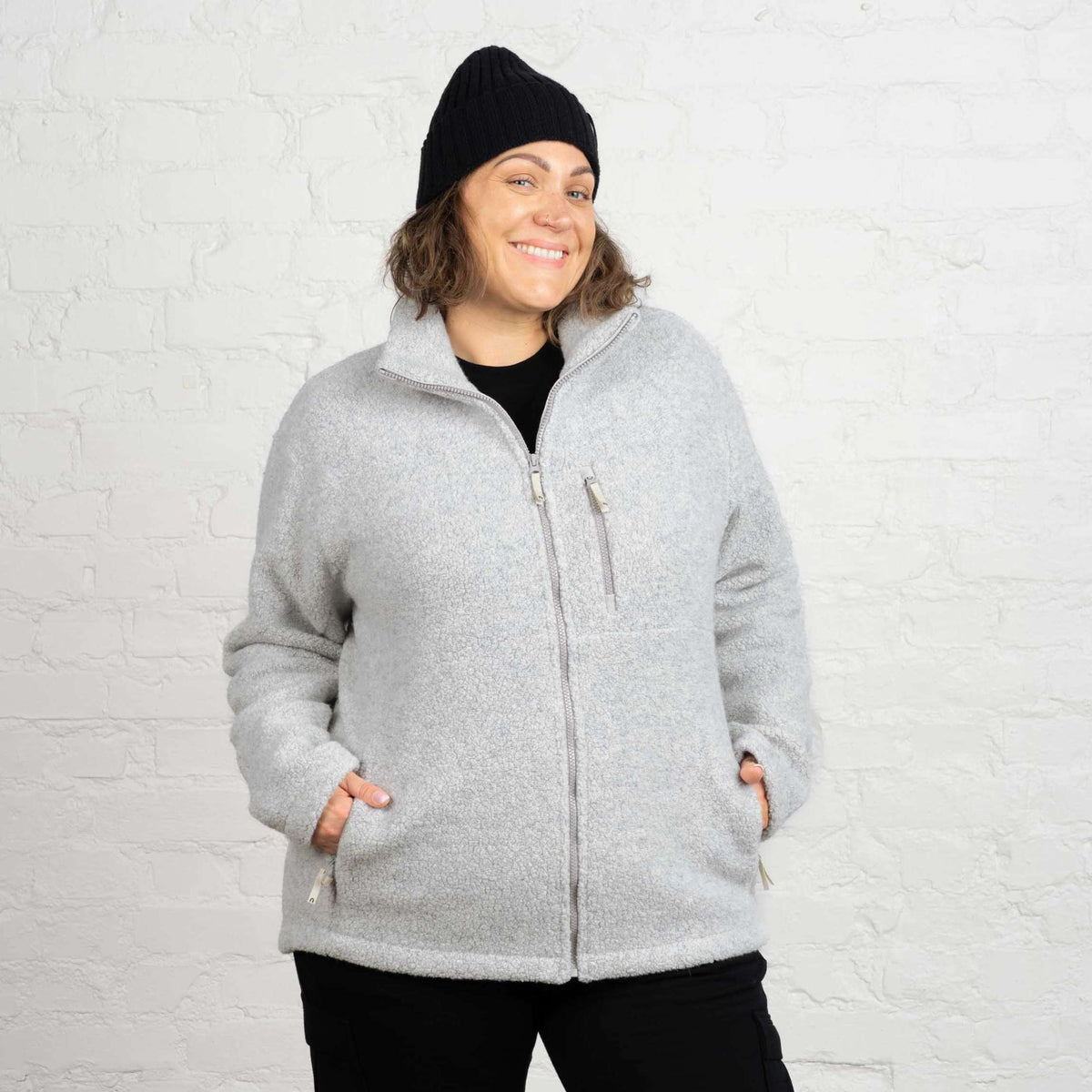 North Outdoor Giacca Zelda in pile di lana W nel colore grigio colombo. Progettata in Finlandia. - Il modello è alto 178 cm e indossa la taglia 2XL