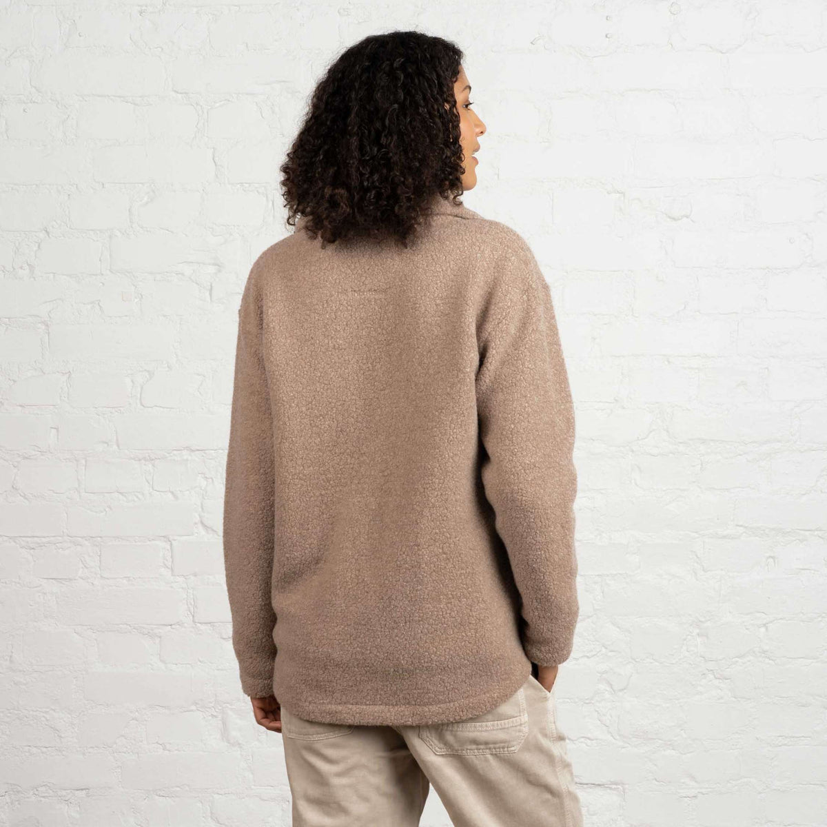 North Outdoor Veste en laine polaire Zelda pour femme, couleur latte. Conçue en Finlande. - Le mannequin mesure 180 cm et porte une taille M