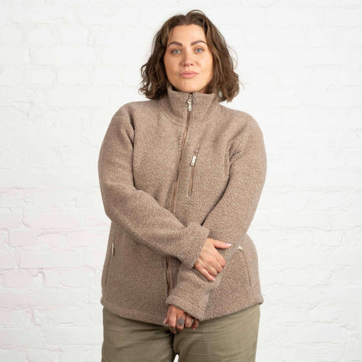 North Outdoor Veste en laine polaire Zelda pour femme, couleur latte. Conçue en Finlande. - Le mannequin mesure 178 cm et porte une taille 2XL