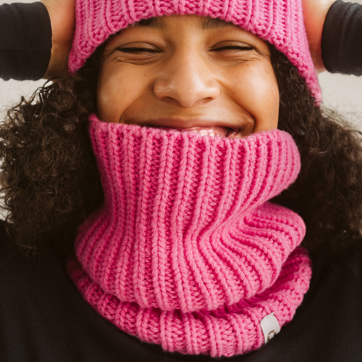 North Outdoor Polku merino tuubihuivi värissä pioninpunainen, mulesing-vapaa merinovilla. Valmistettu Suomessa. - 