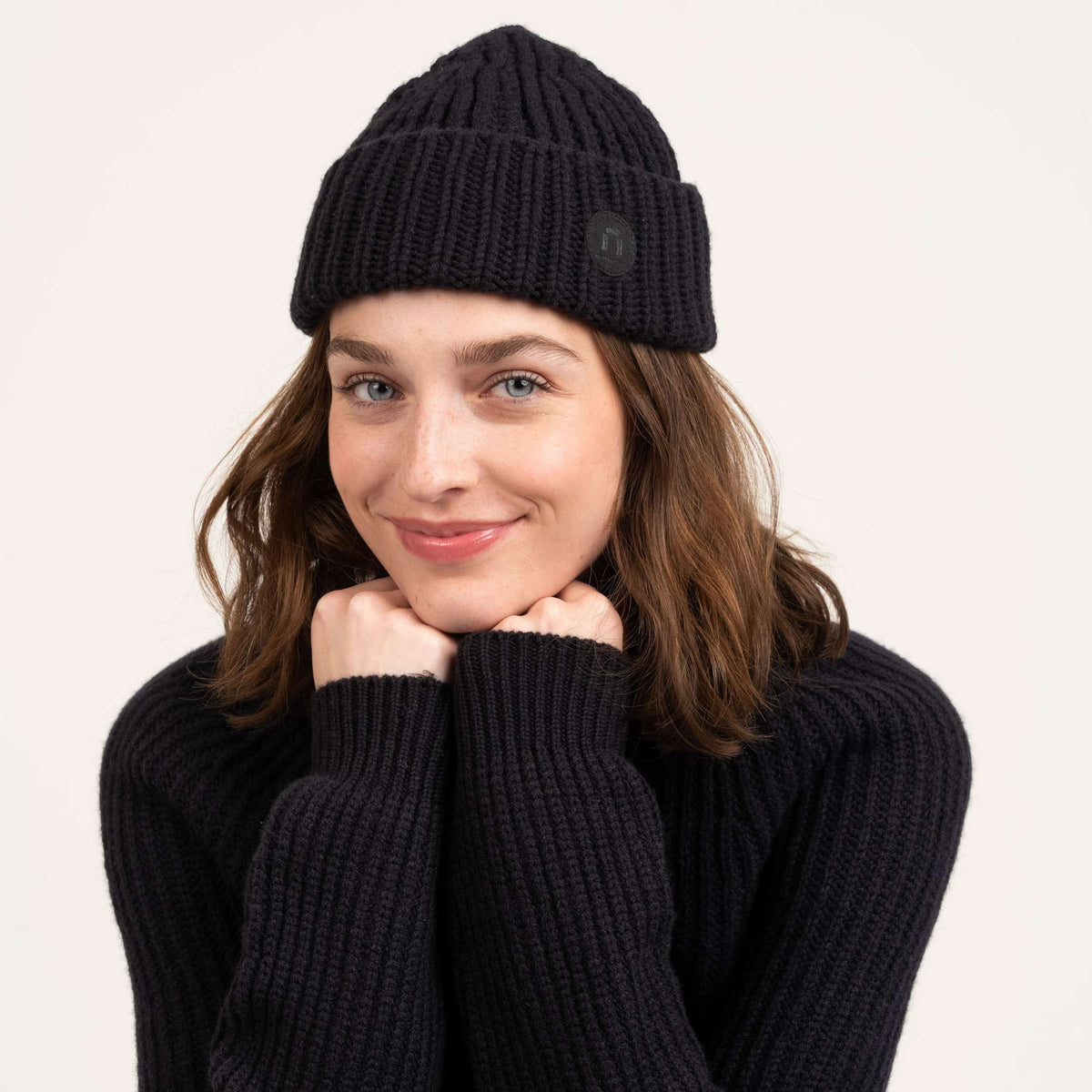 North Outdoor Bonnet en mérinos Osma, couleur noir charbon, sans mulesing Laine mérinos. Fabriqué en Finlande. - 