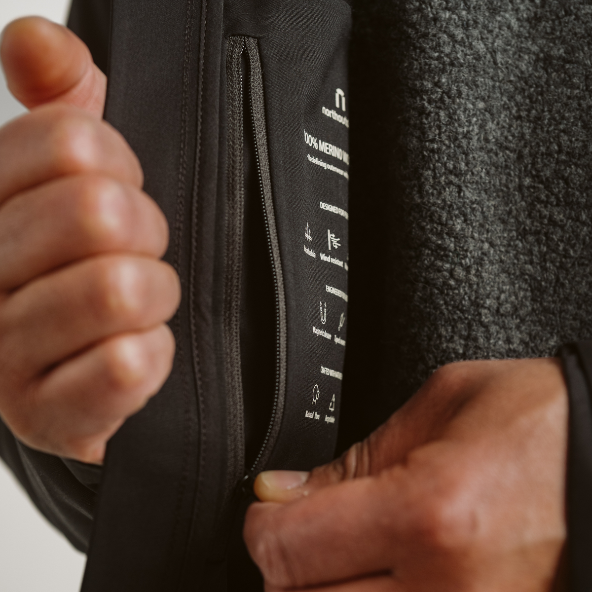 North Outdoor Luka merinoskalljacka för herr i svart mulesing-fri merinoull. Designad i Finland. - 