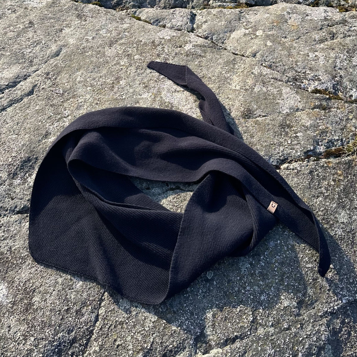 North Outdoor Lumo merino kolmiohuivi värissä sinimusta, mulesing-vapaa merinovilla. Valmistettu Suomessa. - 