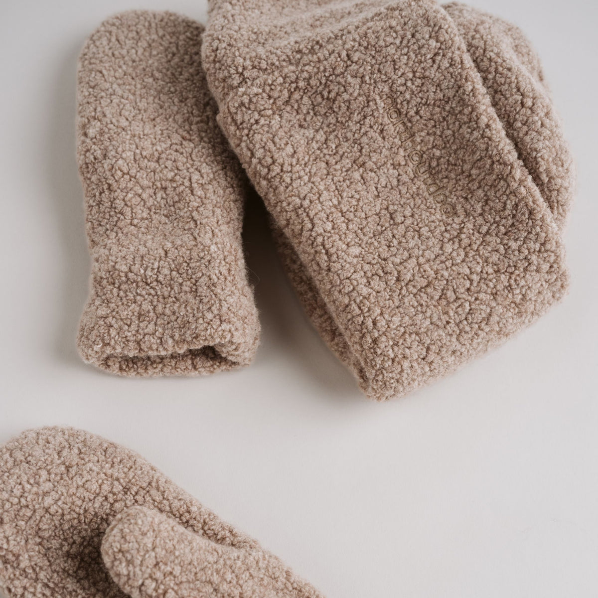 North Outdoor Haven Wollfleece-Mütze in Latte. Entworfen in Finnland. - 