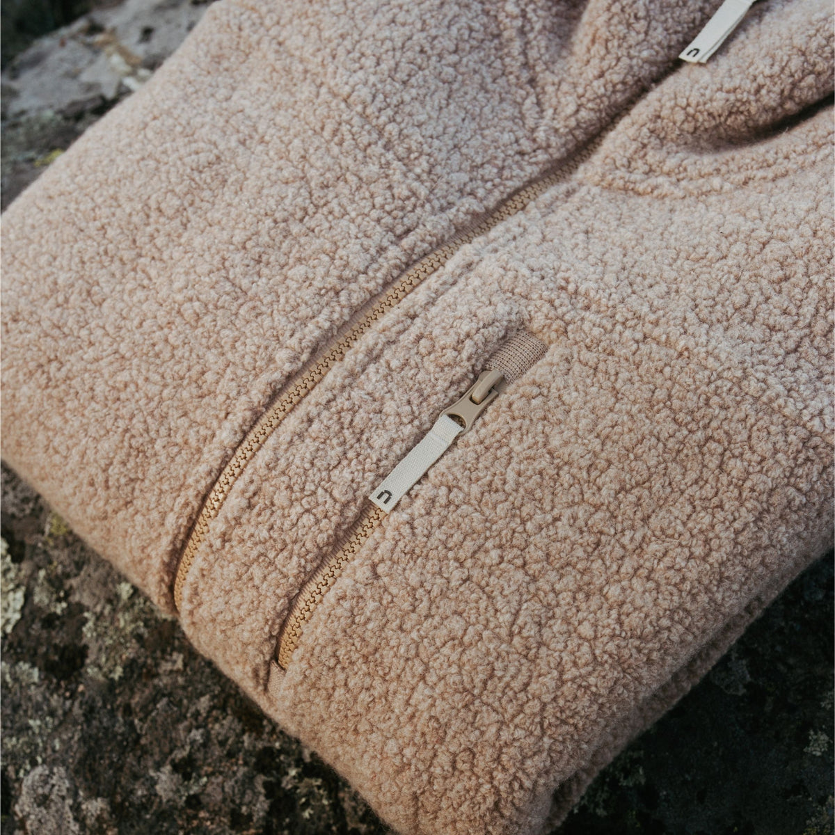 North Outdoor Veste en laine polaire Zelda pour femme, couleur latte. Conçue en Finlande. -