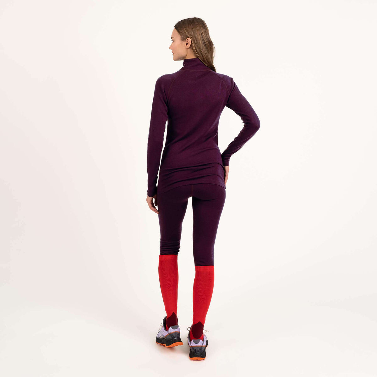 North Outdoor Sensitive 225 naisten aluskerroksen merino vetoketjupoolo värissä luumu, mulesing-vapaa merinovilla. Suunniteltu Suomessa. Täydellinen tekniseen kerrospukeutumiseen. - Malli on 175 cm ja käyttää kokoa S
