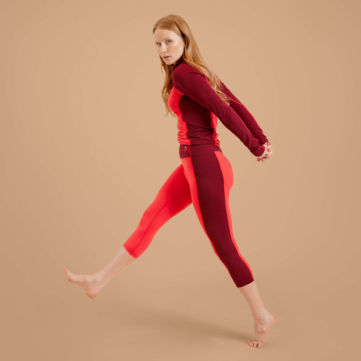 North Outdoor Intense pro 150 femme sous-couche en mérinos à col zippé couleur rouge rhubarbe, sans mulesing Laine mérinos. Conçu en Finlande. Parfait pour la superposition technique. - Le modèle mesure 173 cm et porte la taille S
