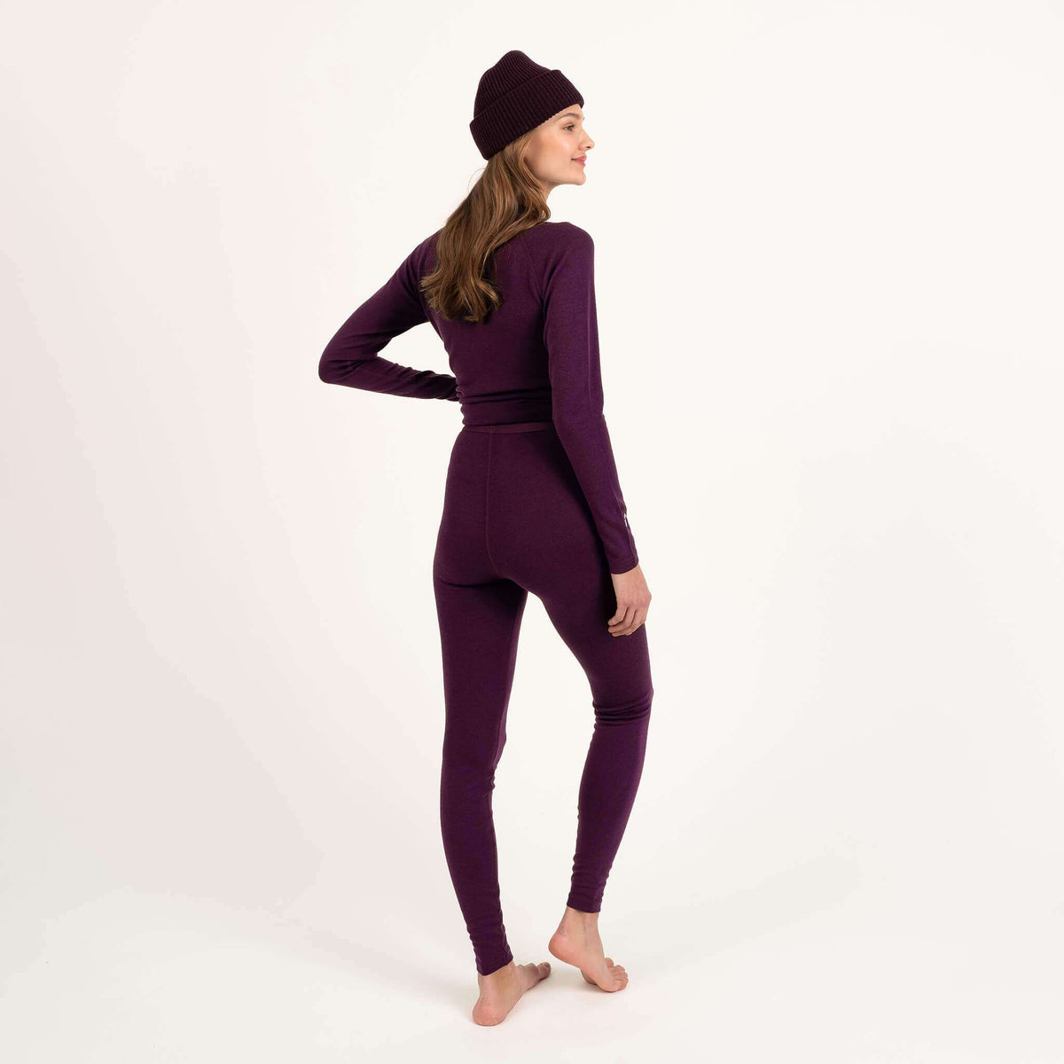 North Outdoor Sensitive 225 femme pantalon en mérinos de couche de base couleur prune, sans mulesing Laine mérinos. Conçu en Finlande. Parfait pour le système de superposition technique. - Le mannequin mesure 175 cm et porte une taille S